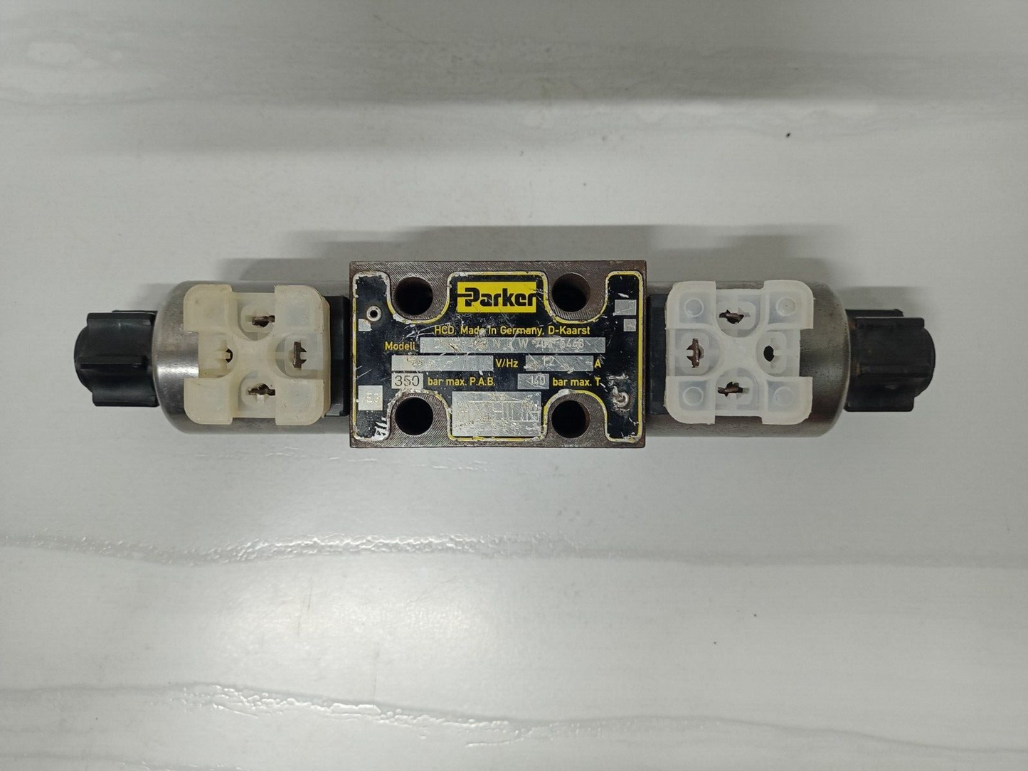 Parker D1VW-4-C-N-J-W-70X-5448 Directional control valve