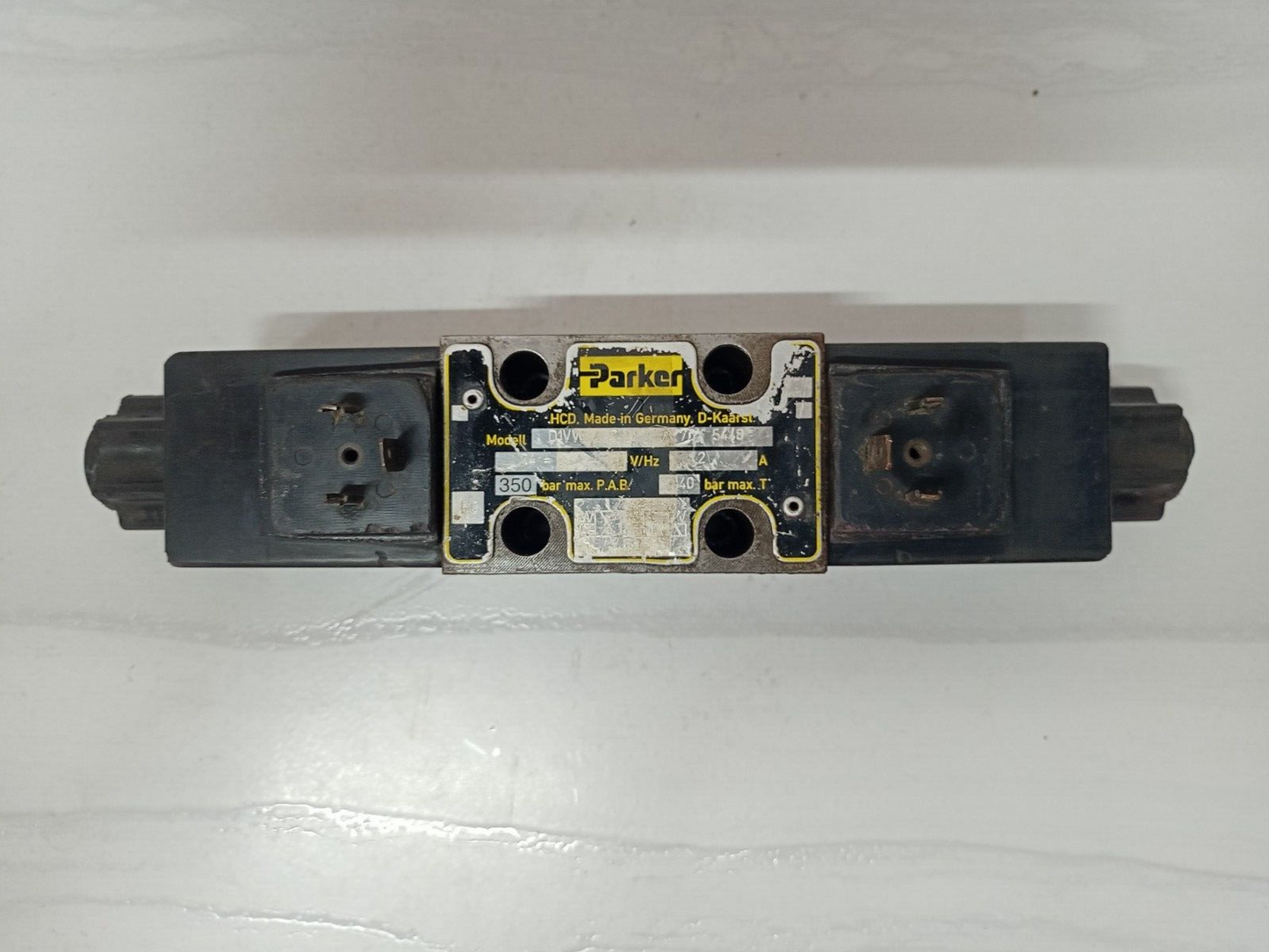 Parker D1VW-4-C-N-J-W-70X-5448 Directional control valve #2