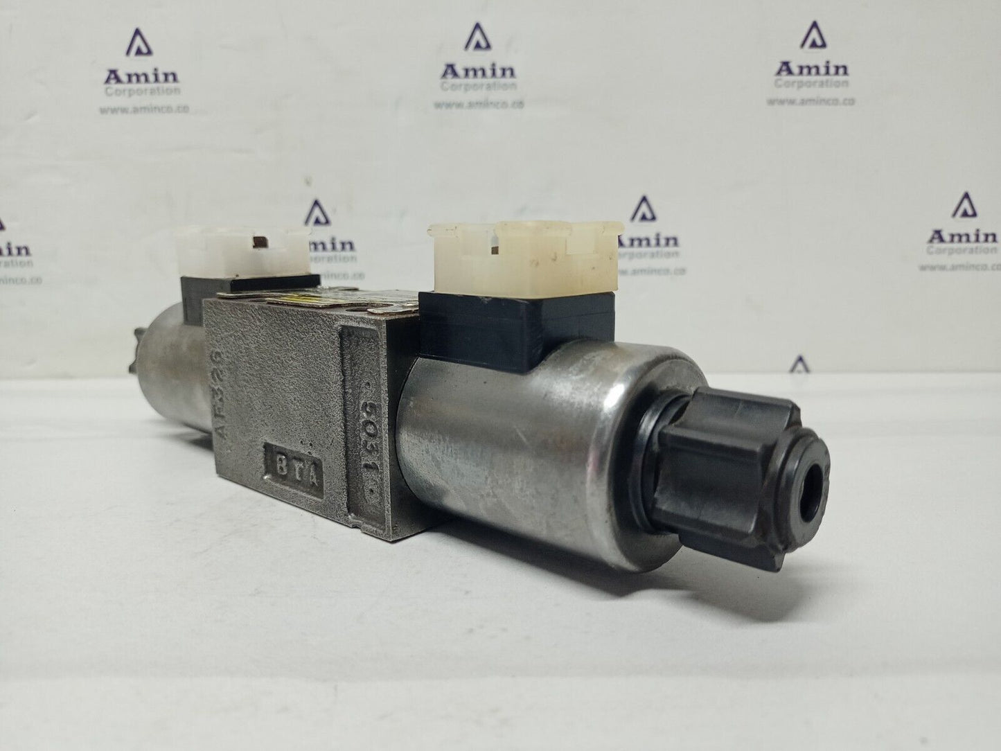 Parker D1VW-4-C-N-J-W-70X-5448 Directional control valve