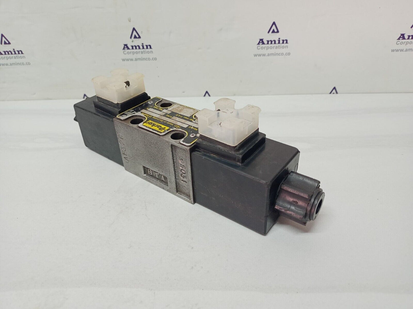 Parker D1VW-4-C-N-J-W-70X-5448 Directional control valve #2