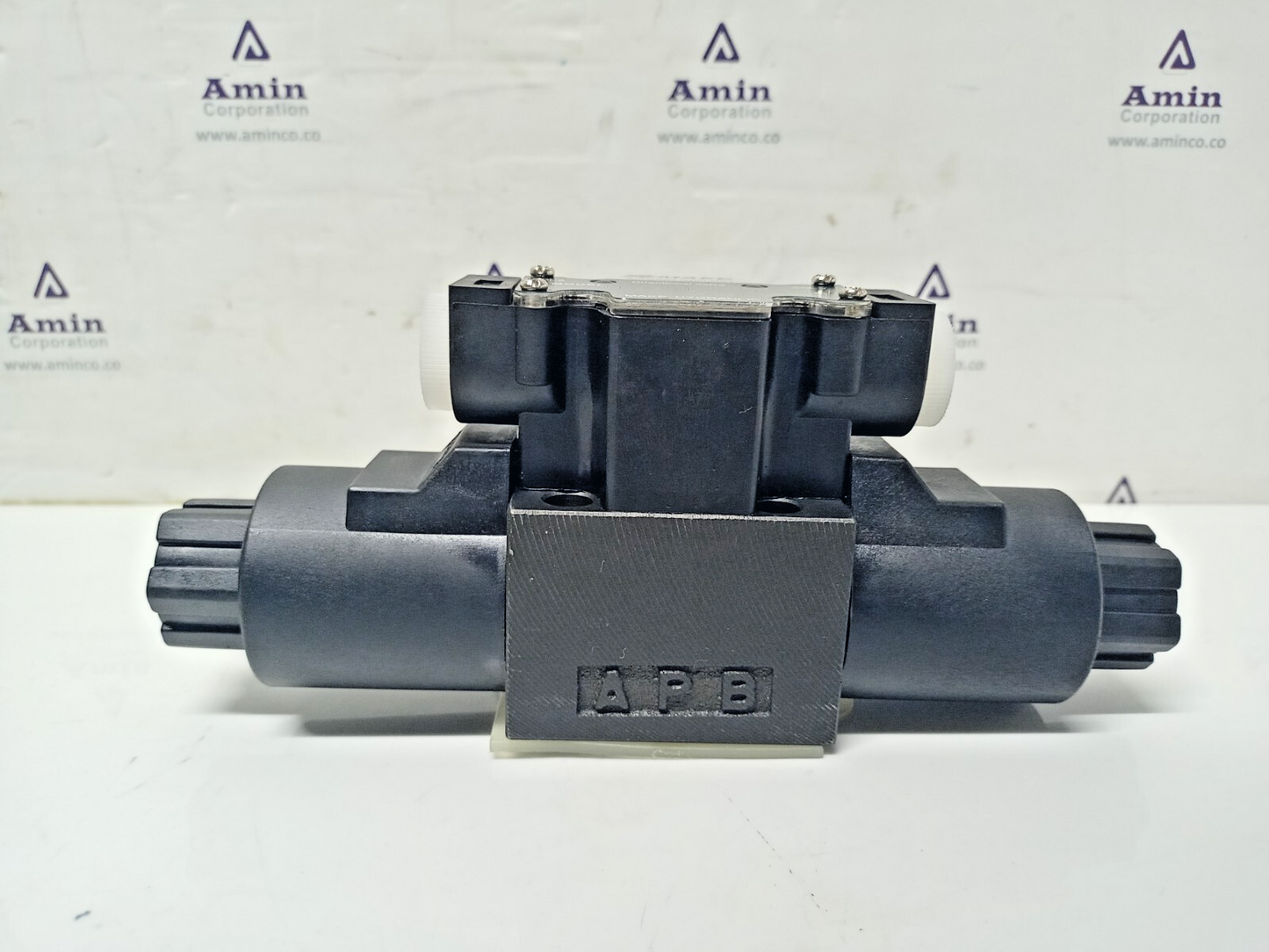 Make NS692N-6-AGB-50 Solenoid operated Directional control valve - NEW