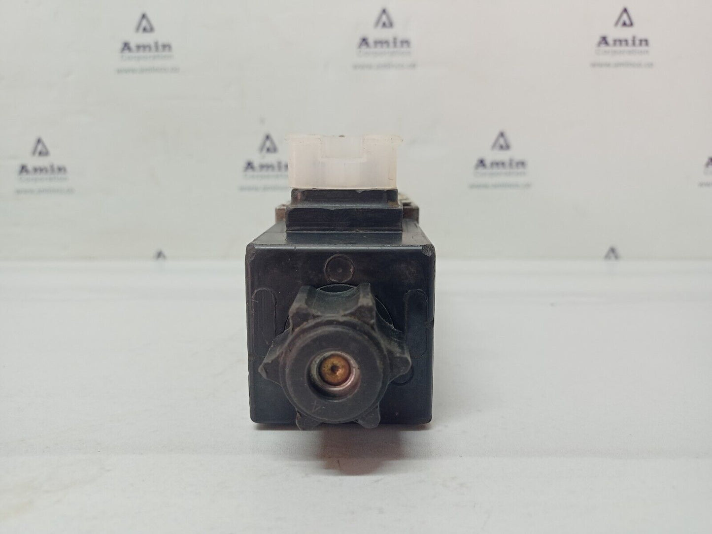 Parker D1VW-4-C-N-J-W-70X-5448 Directional control valve #2
