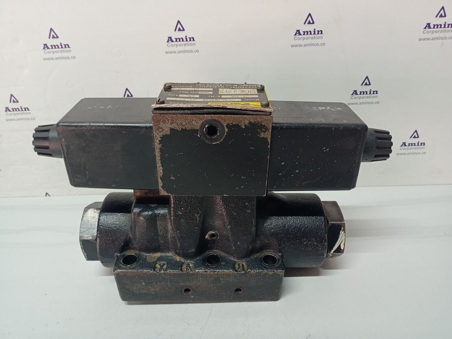 Parker D63W8C1K 34 Directional control Valve 12VDC, 3000PSI - NEW