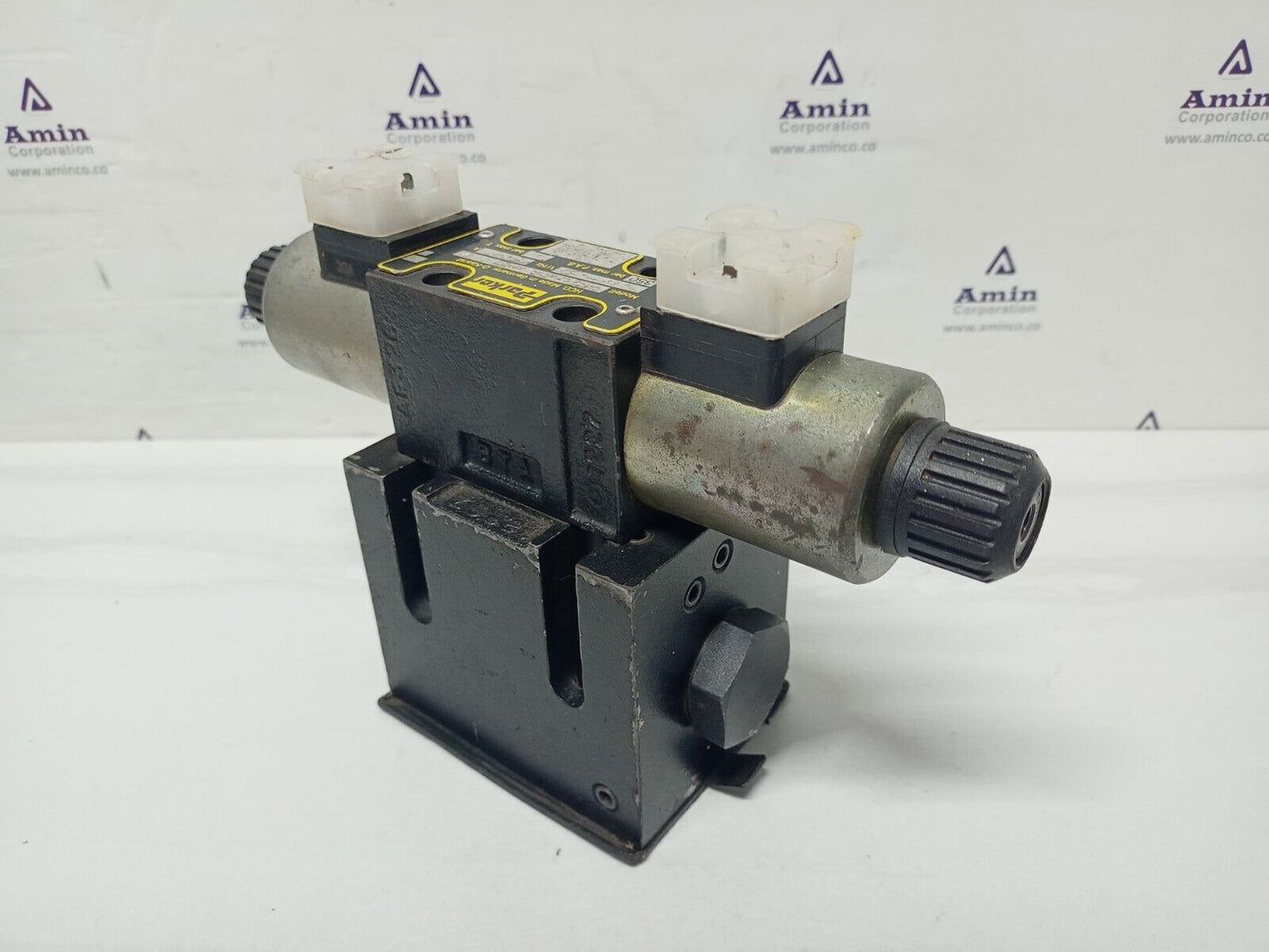 Parker D1VW4CNGW75 with D31DW2C5NGW75 Directional control valve - NEW