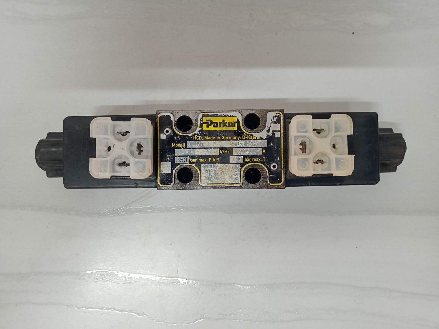 Parker D1VW-4-C-N-J-W-70X-5448 Directional control valve #2