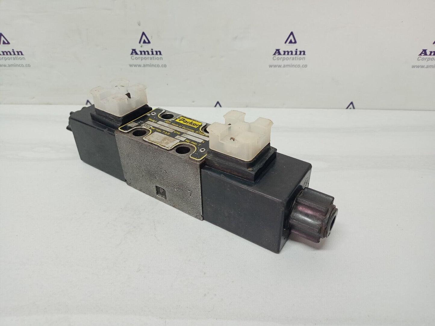 Parker D1VW-4-C-N-J-W-70X-5448 Directional control valve #2