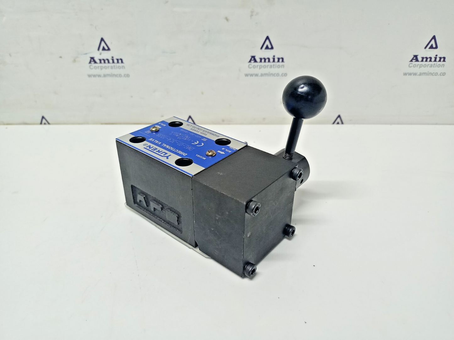 Yuken DMG-01-3C4-1038 Directional valve - NEW