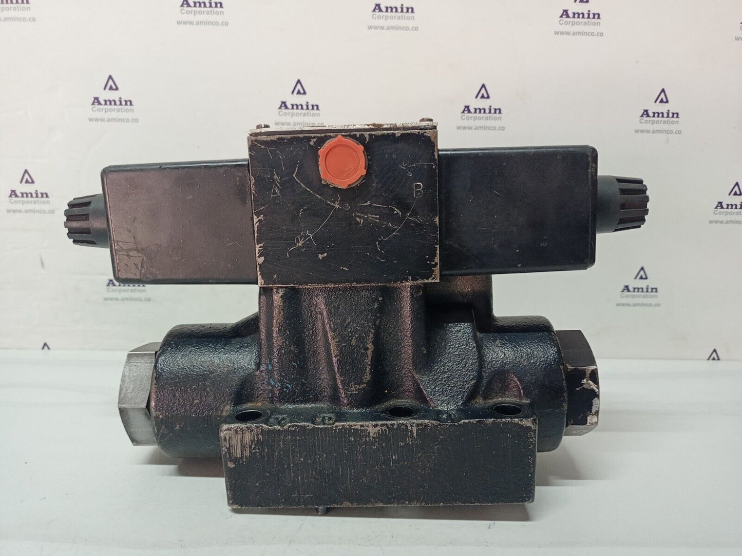 Parker D63W8C1K 34 Directional control Valve 12VDC, 3000PSI - NEW