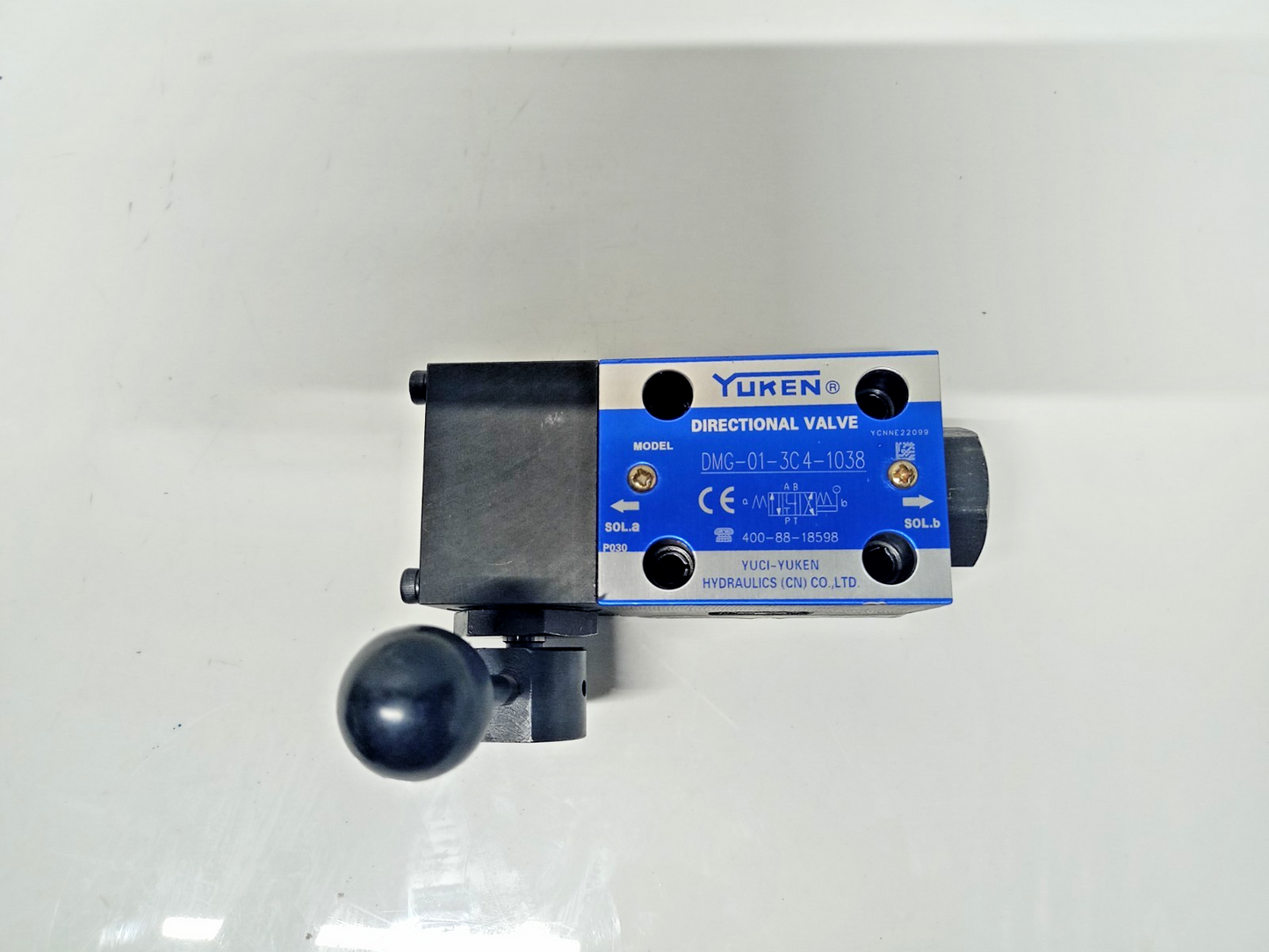 Yuken DMG-01-3C4-1038 Directional valve - NEW