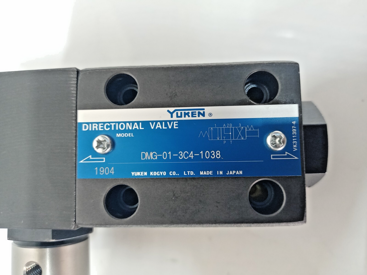 Yuken DMG-01-3C4-1038 Directional valve - NEW #2