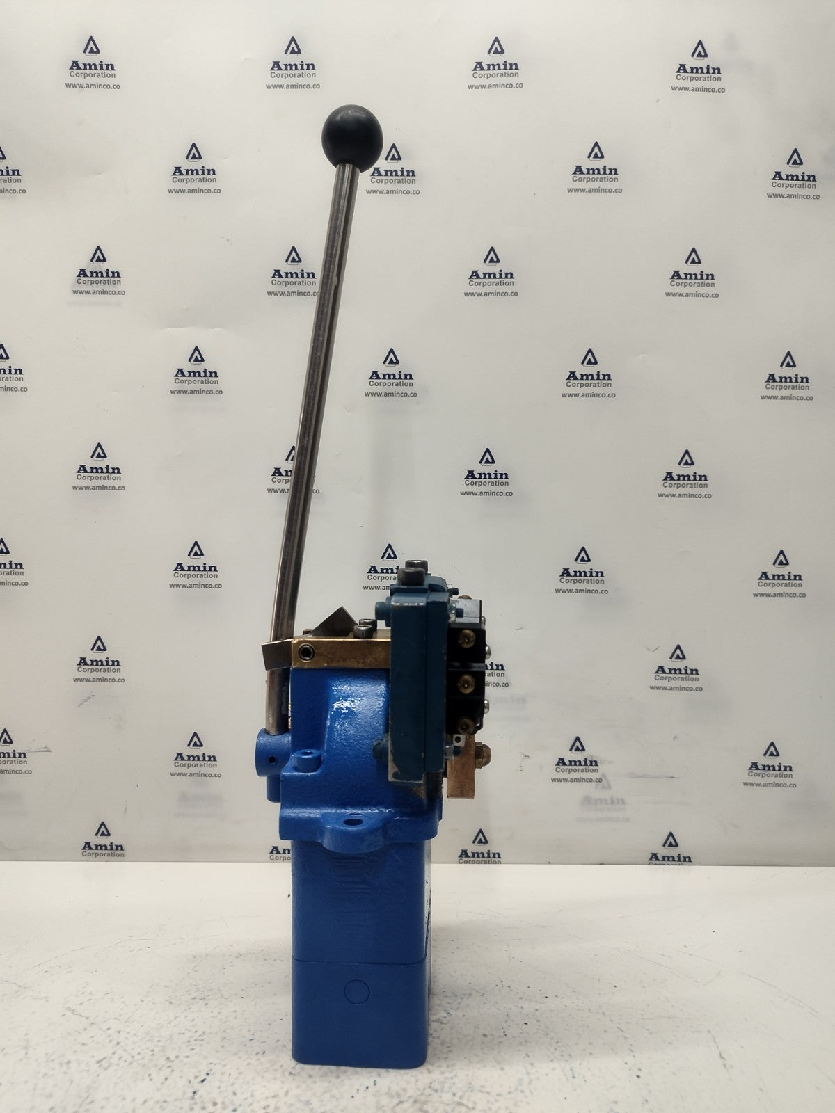 Uchida Hydraulics 2RE 7L05-13-994-1 Directional control valve