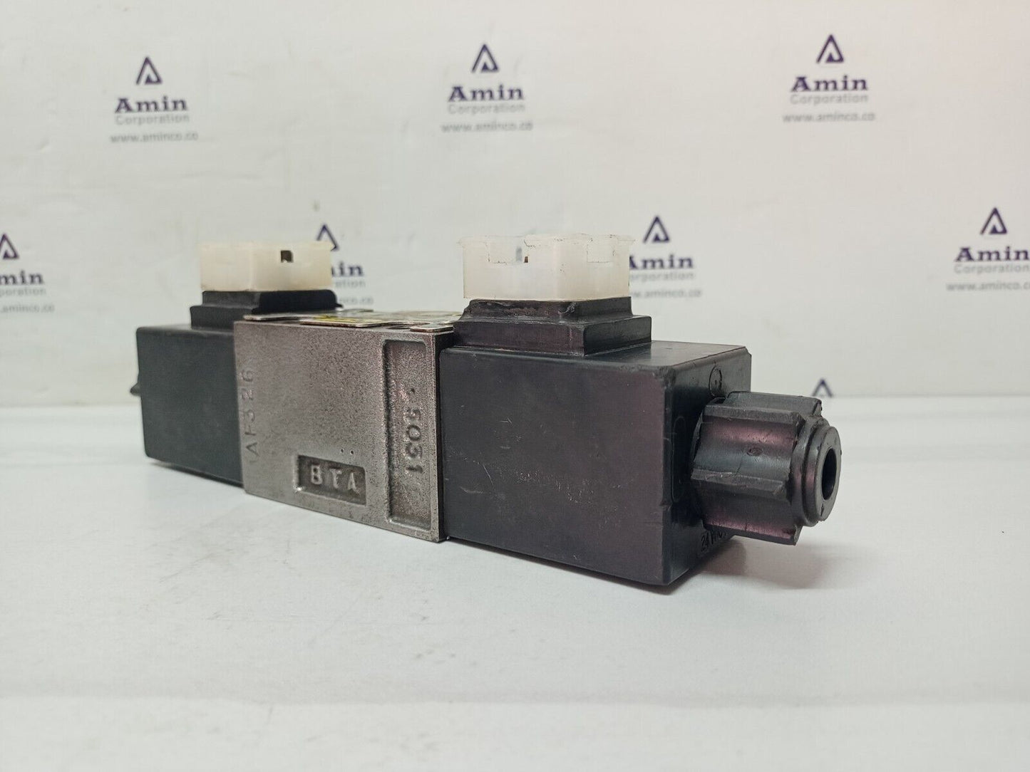 Parker D1VW-4-C-N-J-W-70X-5448 Directional control valve #2