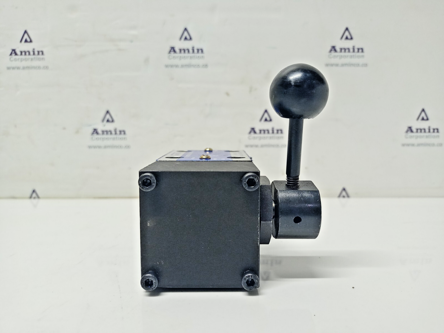 Yuken DMG-01-3C4-1038 Directional valve - NEW