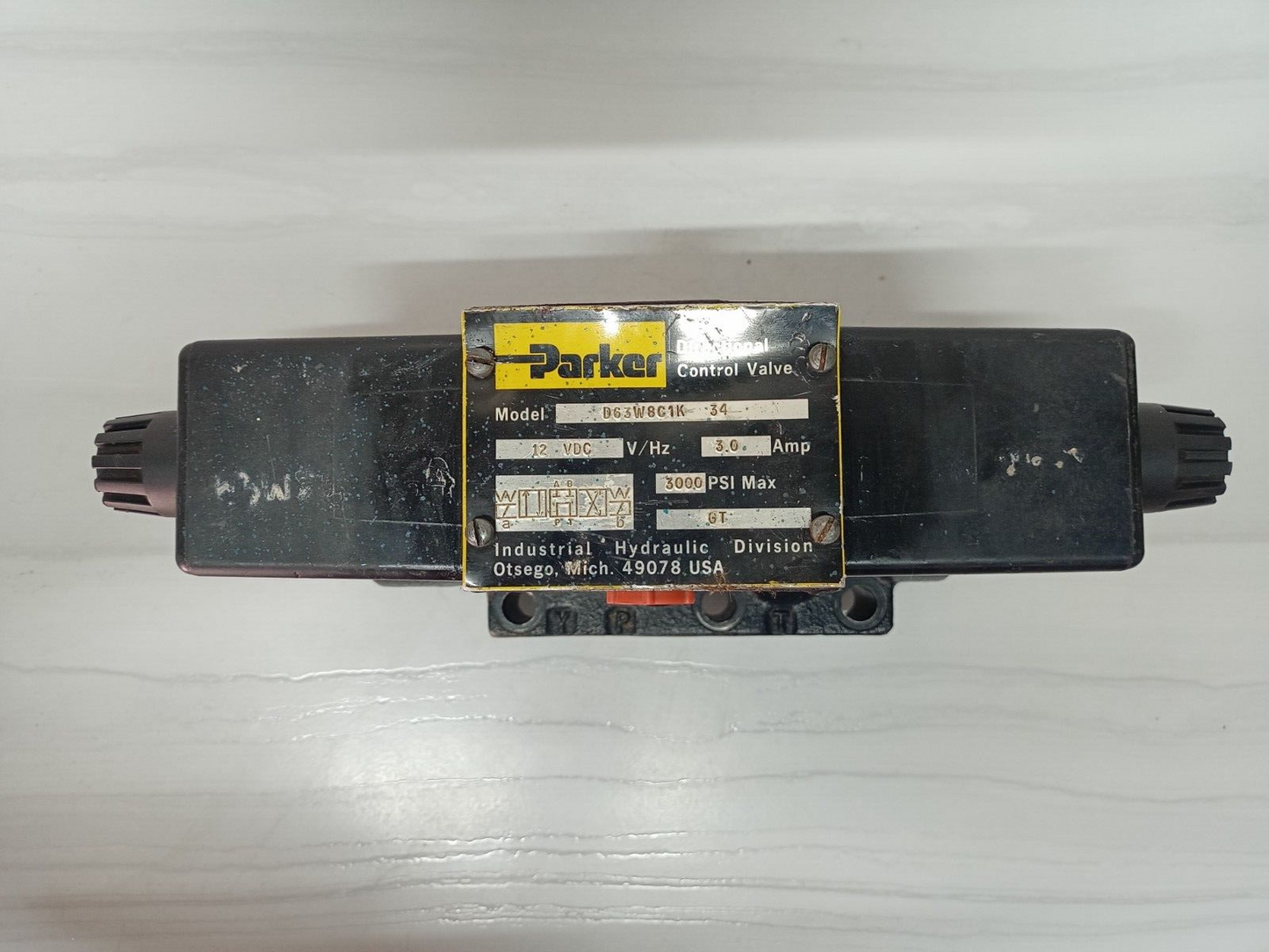 Parker D63W8C1K 34 Directional control Valve 12VDC, 3000PSI - NEW