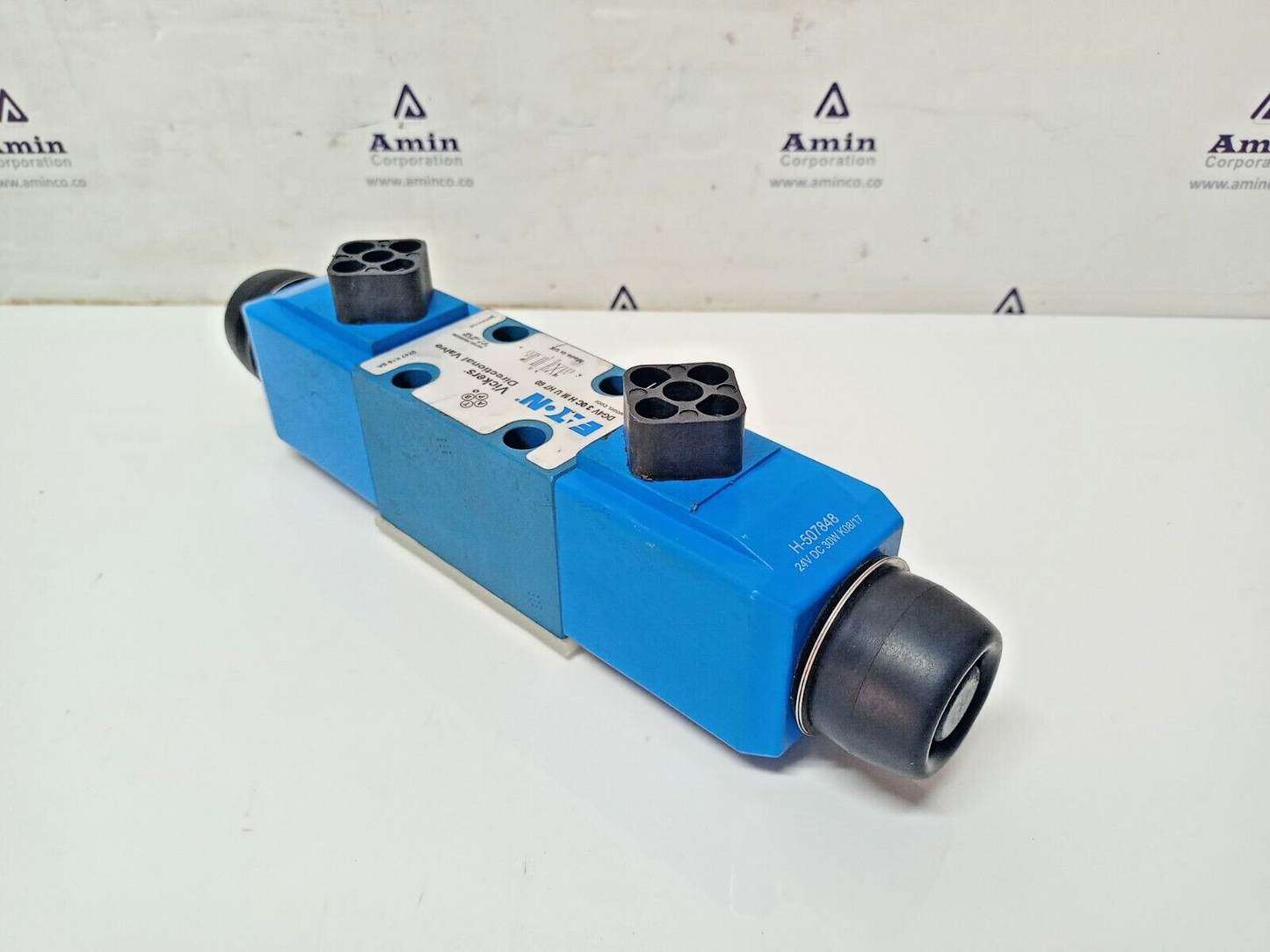 Eaton Vickers DG4V-3-0C-H-M-U-H7-60 Directional control valve DG4V30CHMUH760 NEW