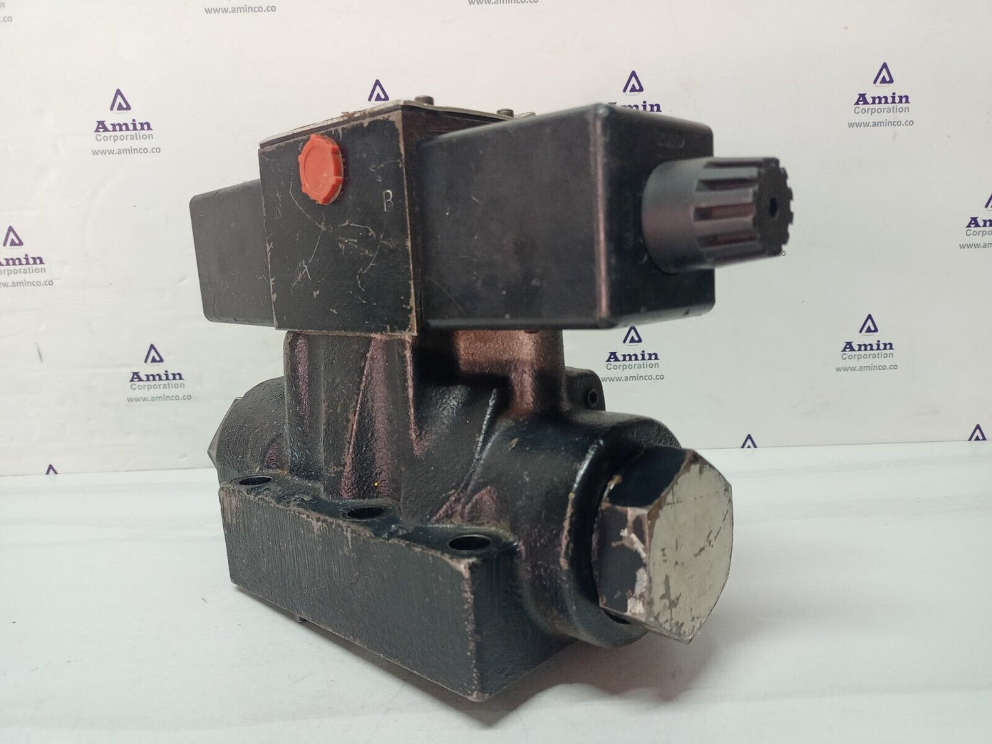 Parker D63W8C1K 34 Directional control Valve 12VDC, 3000PSI - NEW