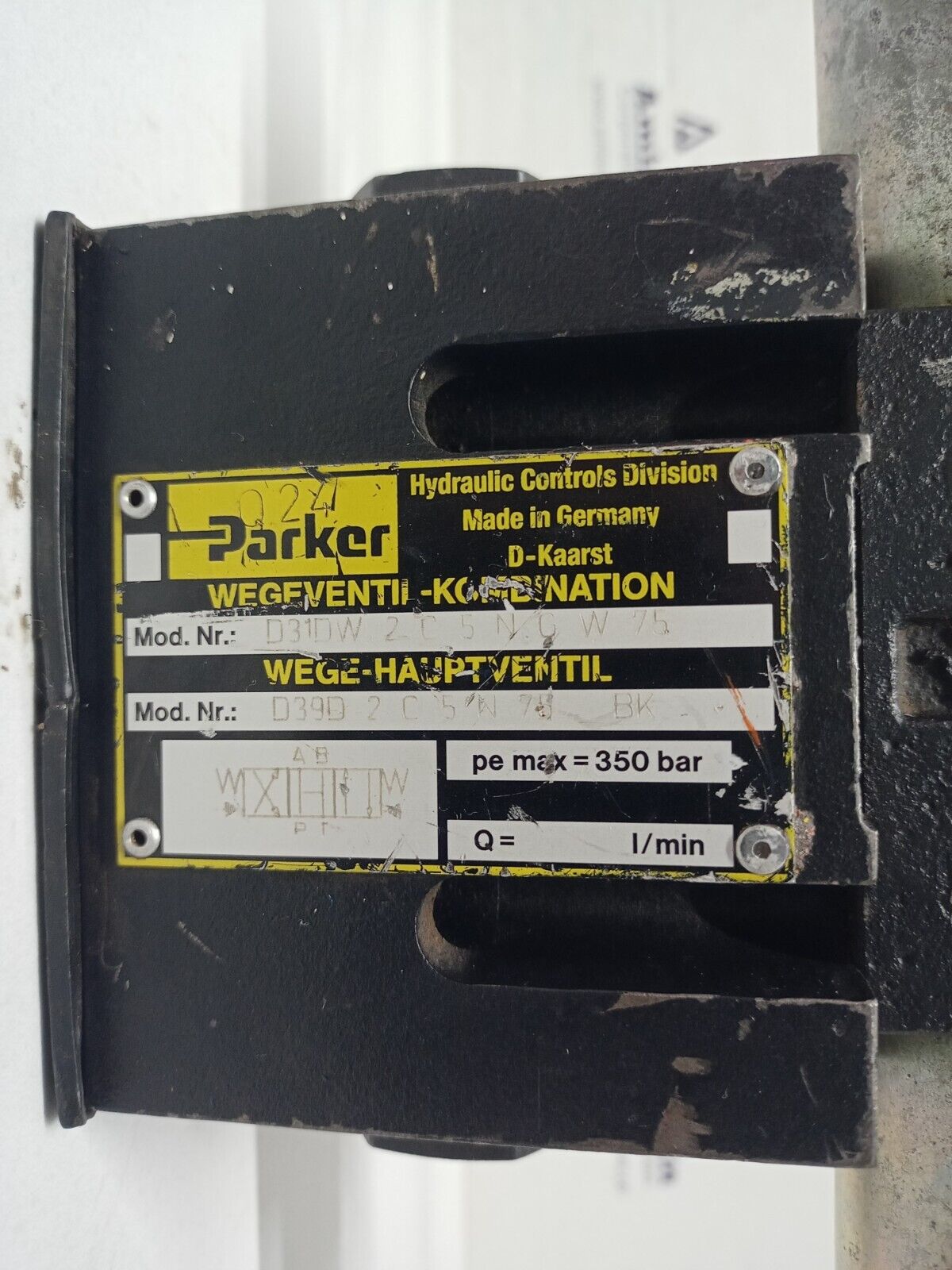 Parker D1VW4CNGW75 with D31DW2C5NGW75 Directional control valve - NEW