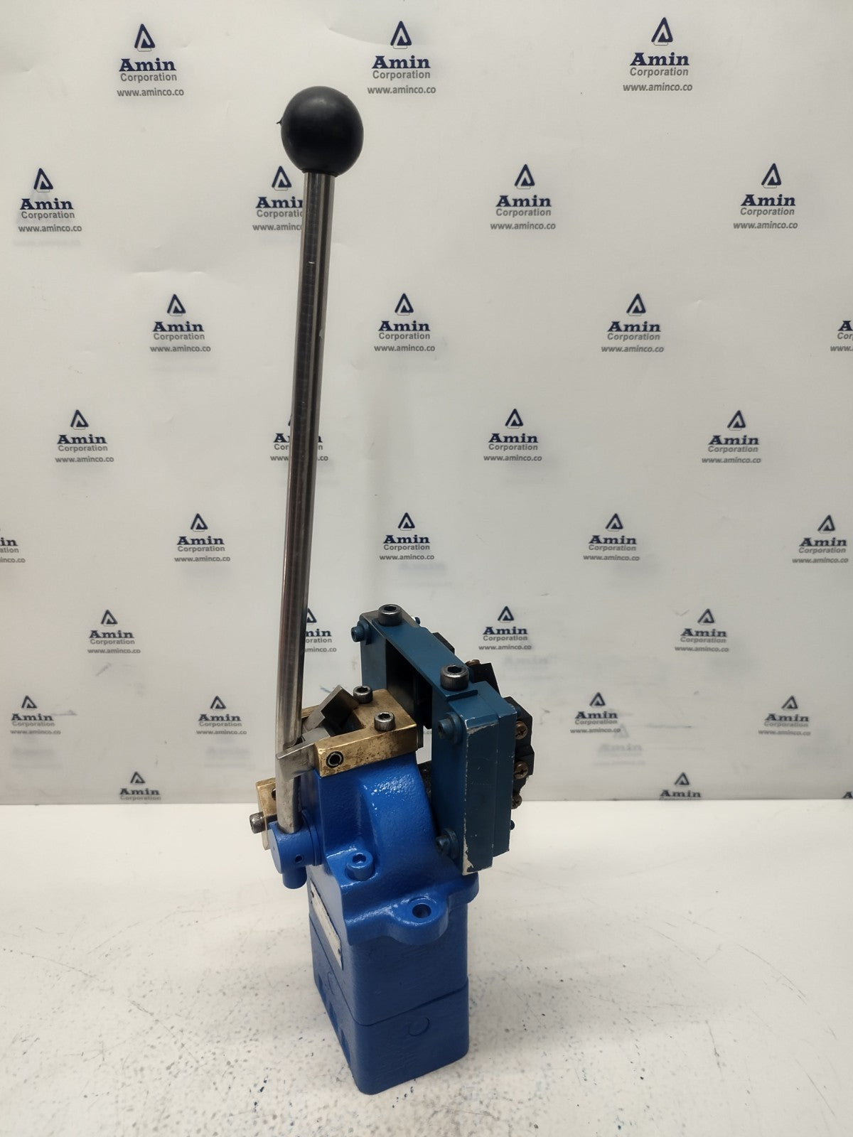 Uchida Hydraulics 2RE 7L05-13-994-1 Directional control valve