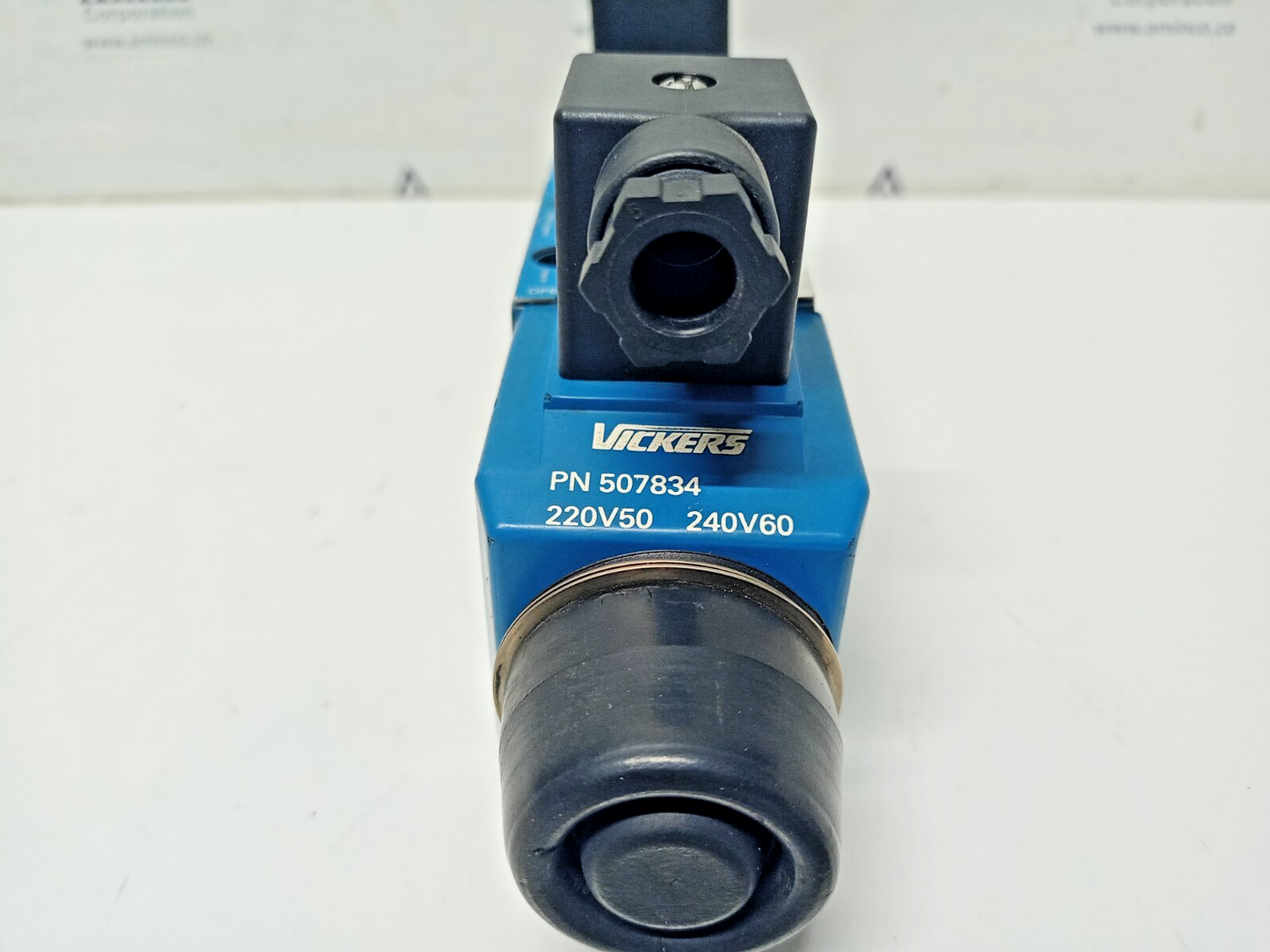 Vickers DG4V-3-2N-H-M-U1-D6-60 EN38 Directional control valve - NEW