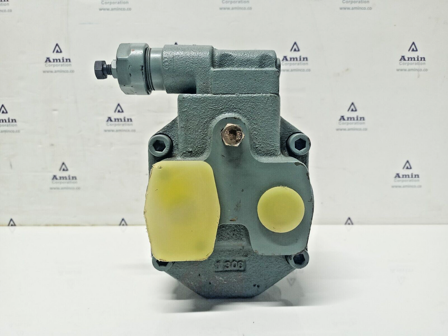 YUKEN AR16-FR01B-20 Variable Piston Pump AR16FR01B20 with Mounting bracket - New