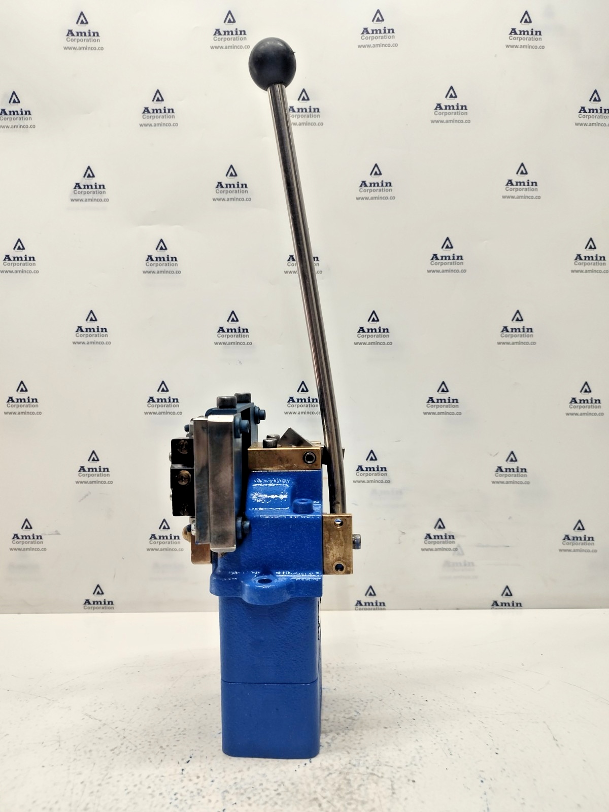 Uchida Hydraulics 2RE 7L05-13-994-1 Directional control valve