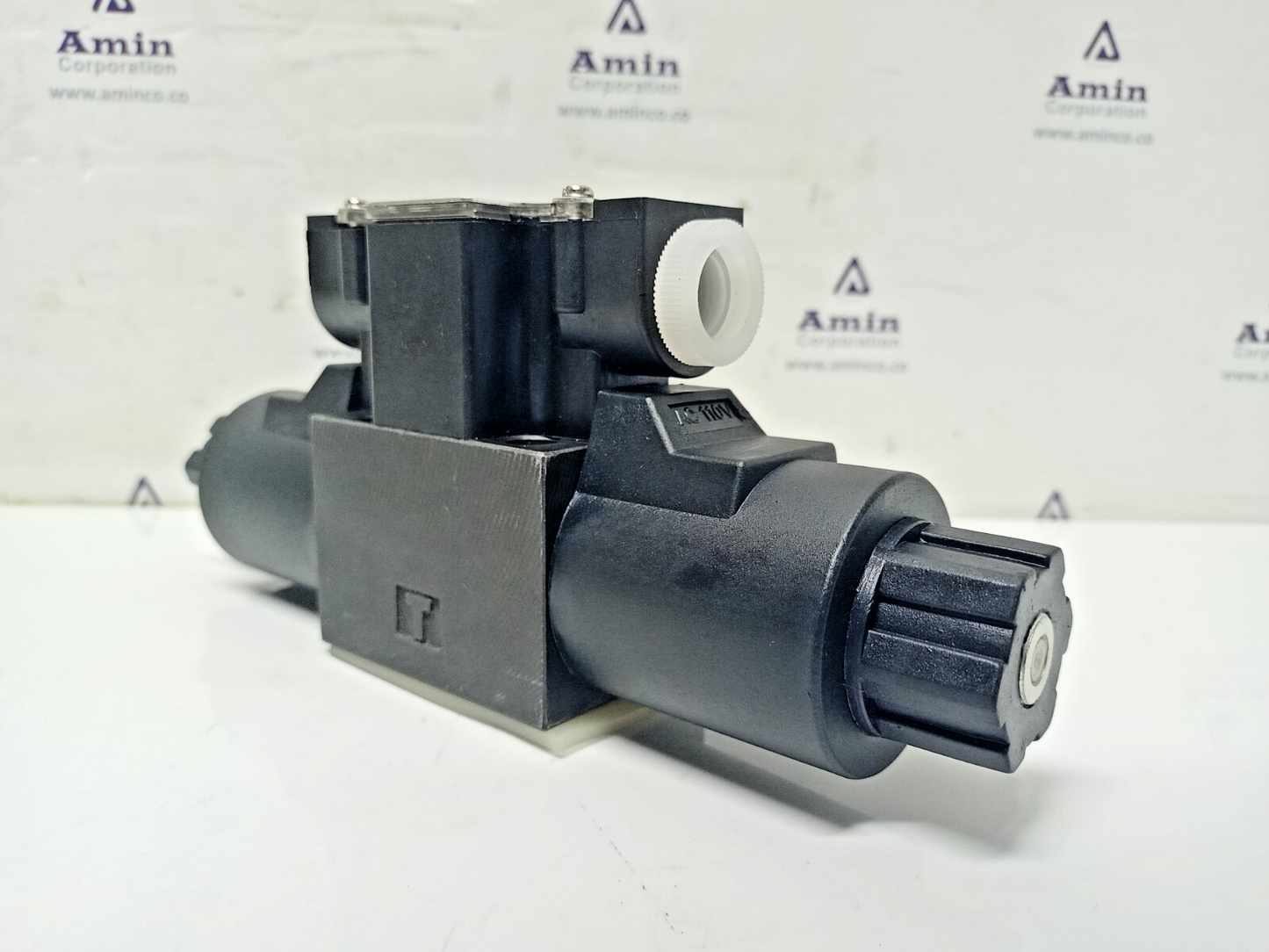 Make NS692N-6-AGB-50 Solenoid operated Directional control valve - NEW