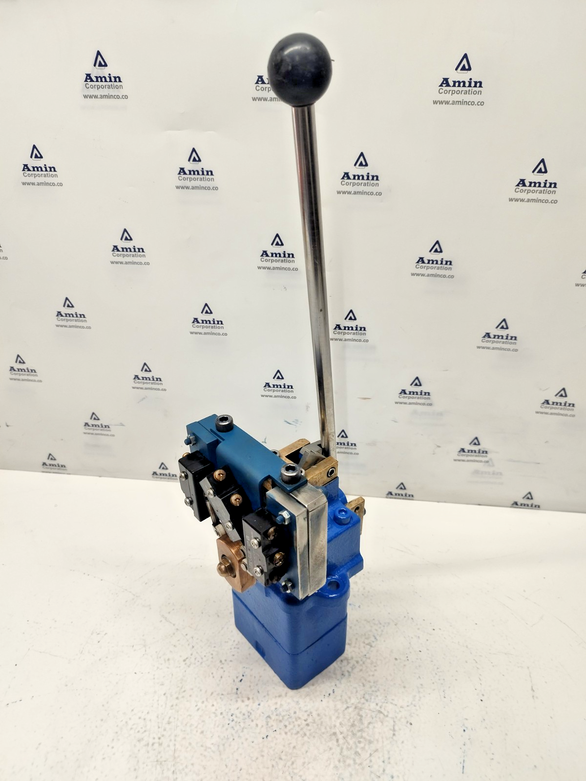 Uchida Hydraulics 2RE 7L05-13-994-1 Directional control valve