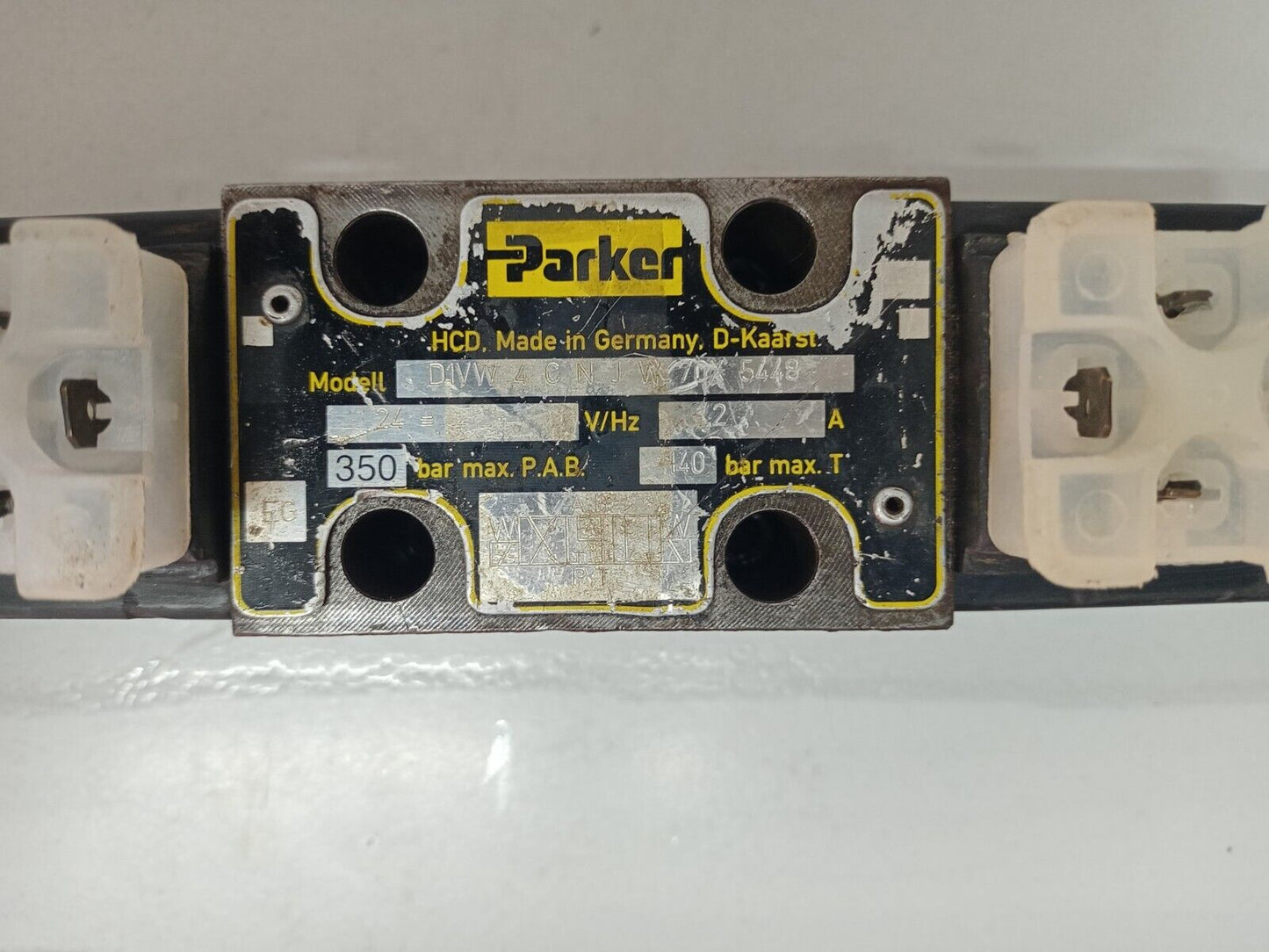 Parker D1VW-4-C-N-J-W-70X-5448 Directional control valve #2