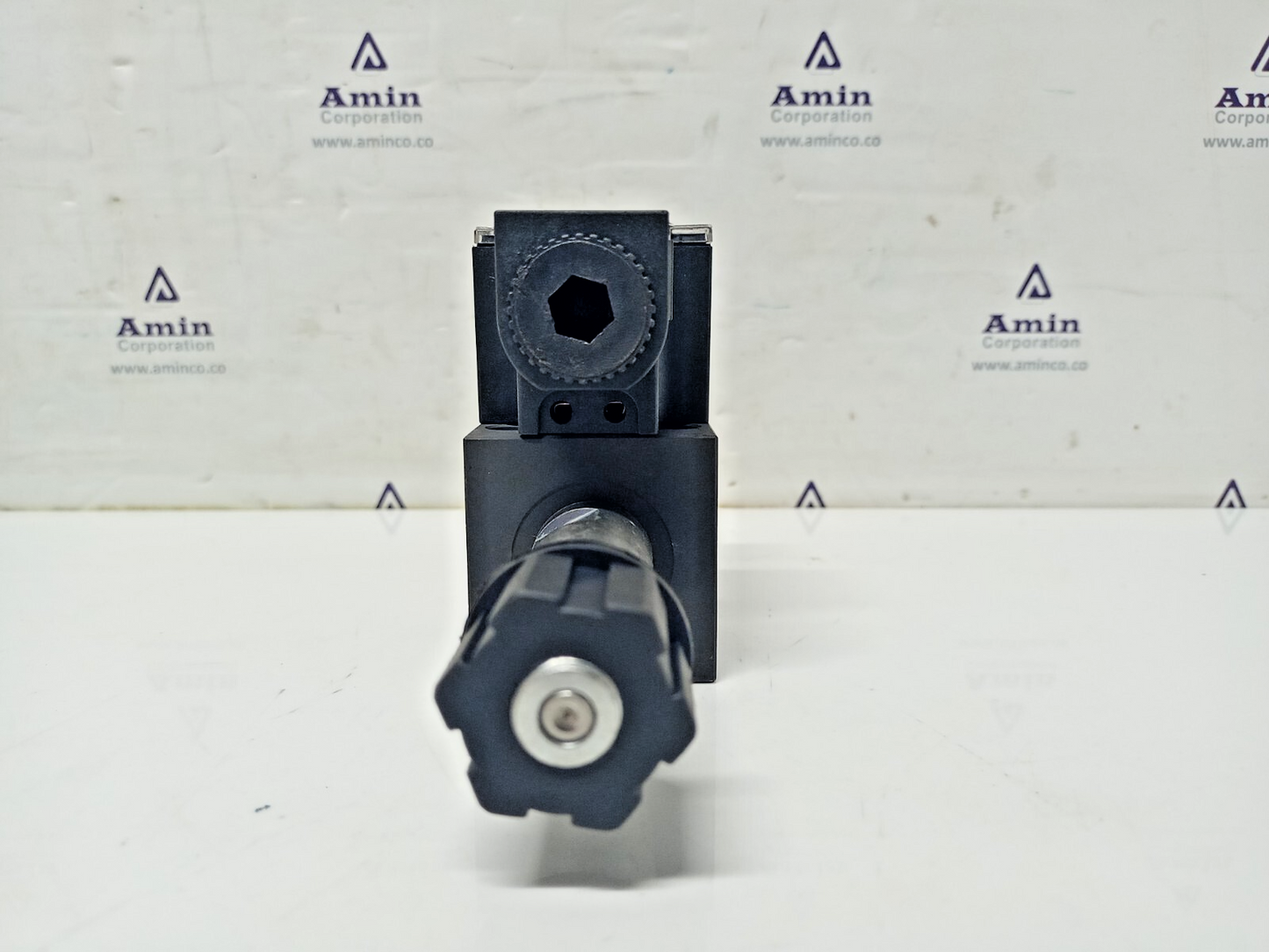 Yongjin NS692N-6-AGB-50A Solenoid operated Directional control valve - NEW