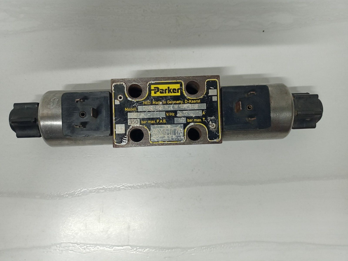 Parker D1VW-4-C-N-J-W-70X-5448 Directional control valve