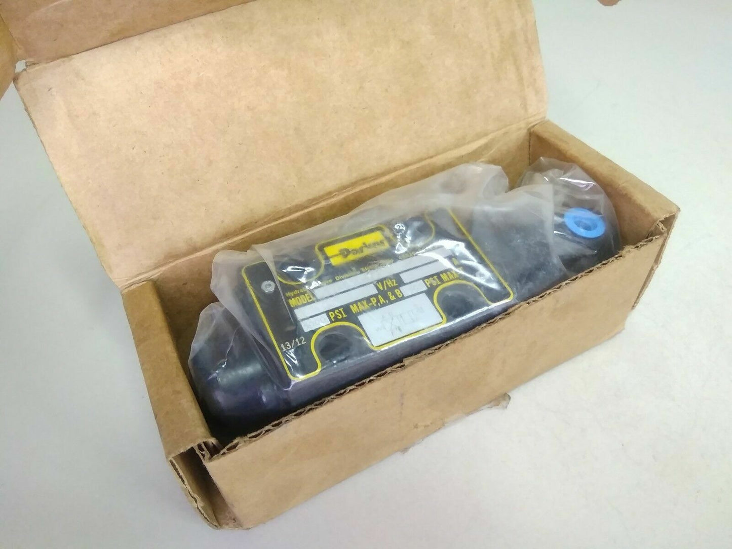 Parker D1VA001HN Hydraulic Directional Control Valves 5000 PSI MAX. - NEW