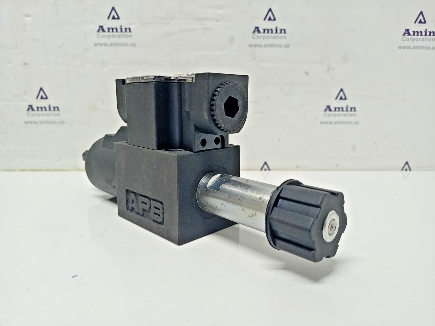 Yongjin NS692N-6-AGB-50A Solenoid operated Directional control valve - NEW