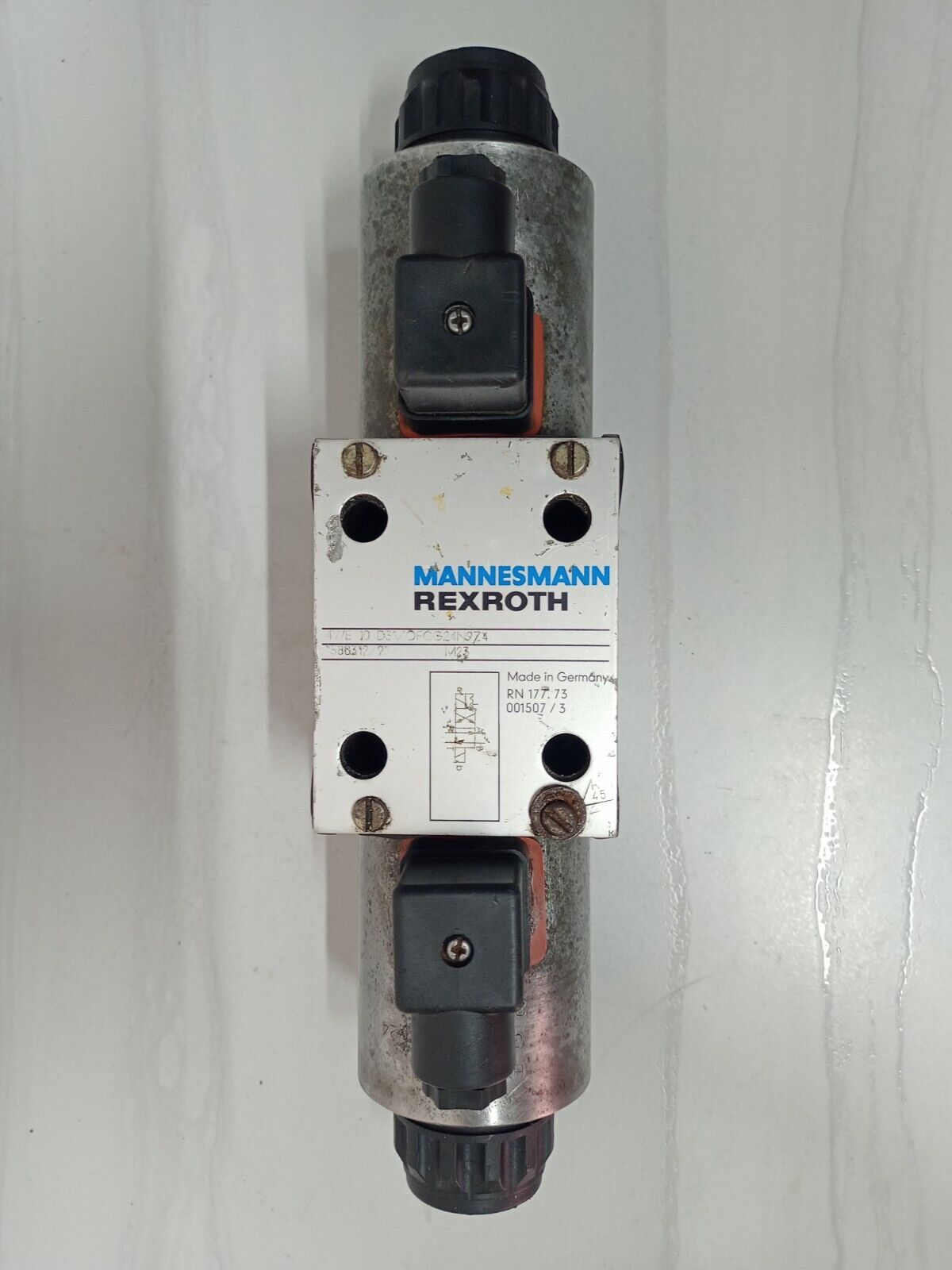 Mannesmann Rexroth 4WE 10 D31/OFCG24N9Z4 Solenoid Directional control valve