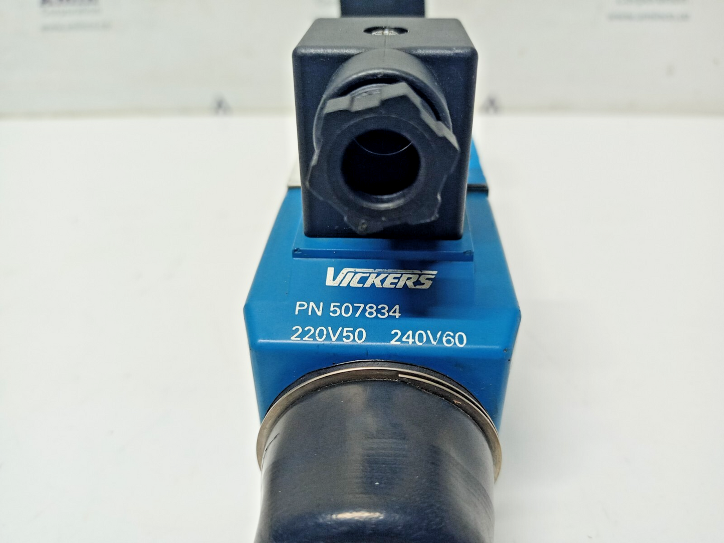 Vickers DG4V-3-2N-H-M-U1-D6-60 EN38 Directional control valve - NEW