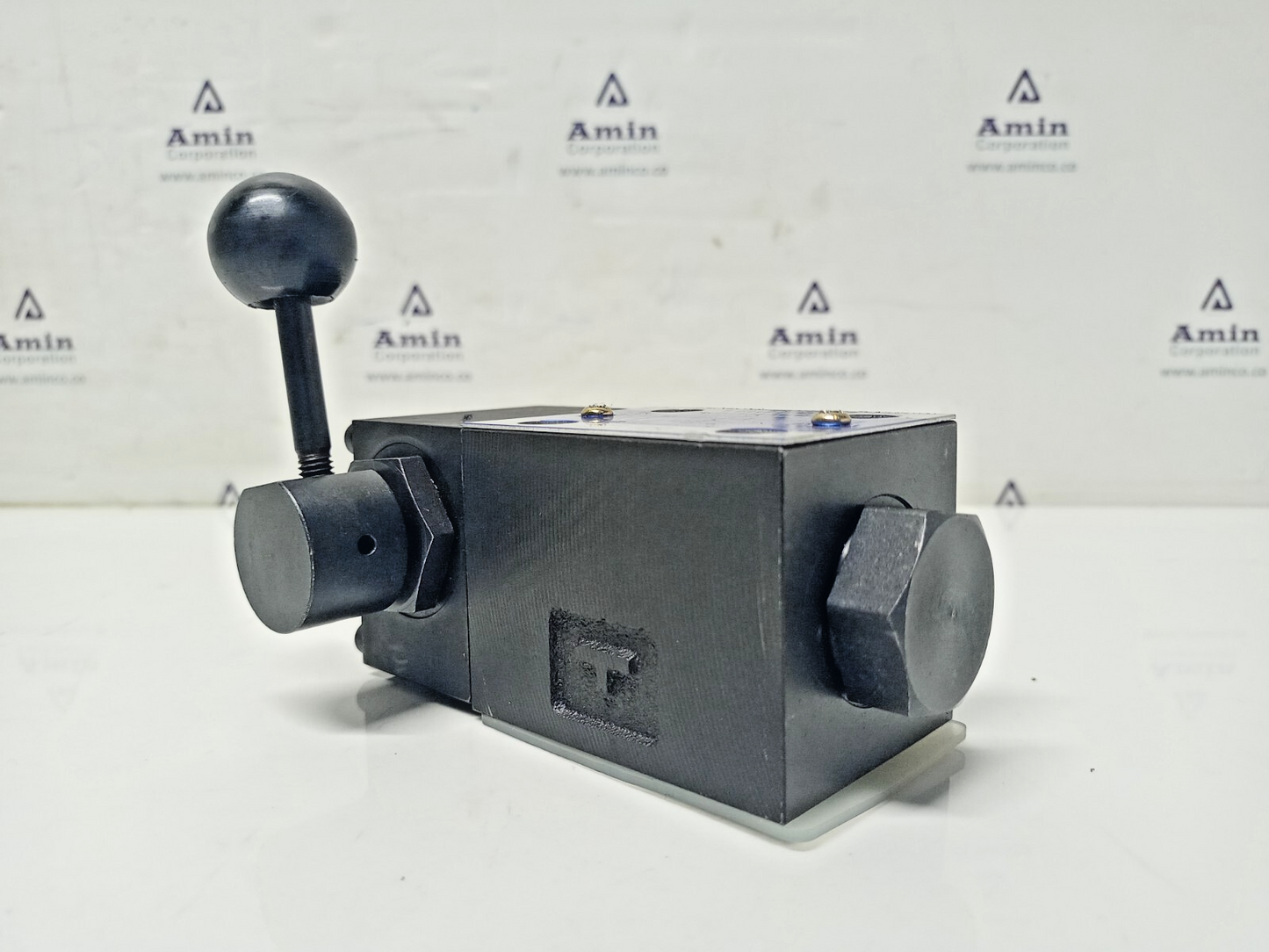 Yuken DMG-01-3C4-1038 Directional valve - NEW
