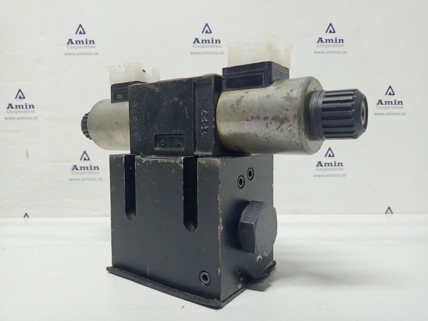 Parker D1VW4CNGW75 with D31DW2C5NGW75 Directional control valve - NEW