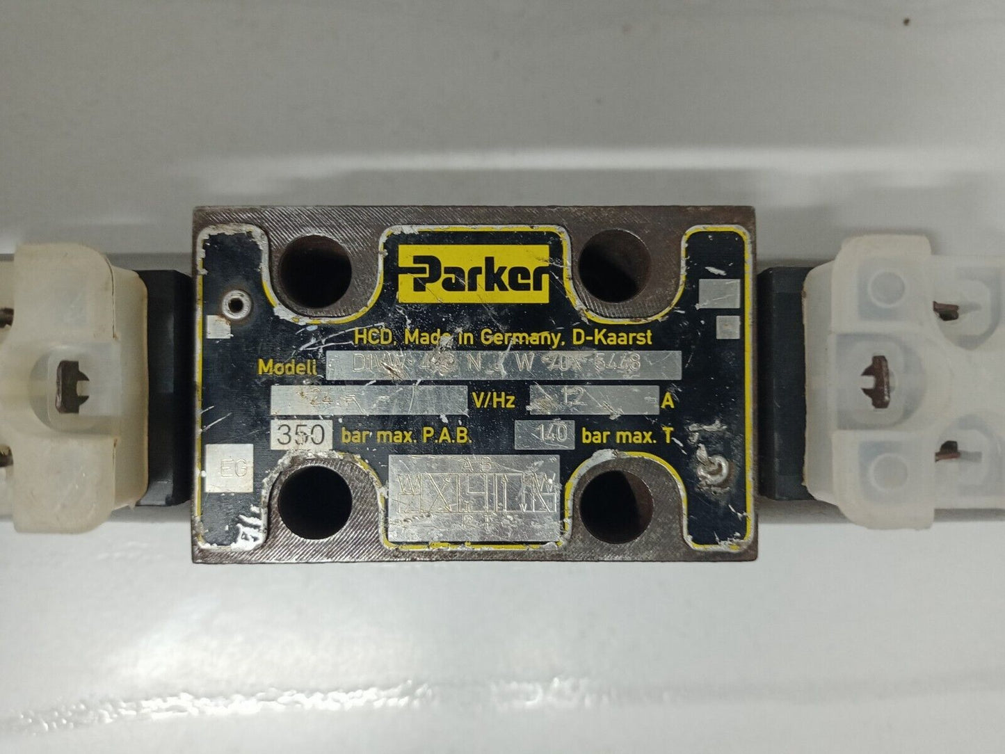 Parker D1VW-4-C-N-J-W-70X-5448 Directional control valve
