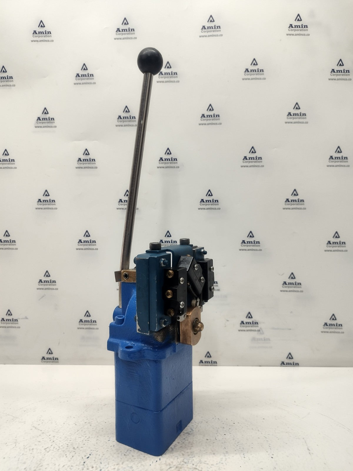 Uchida Hydraulics 2RE 7L05-13-994-1 Directional control valve