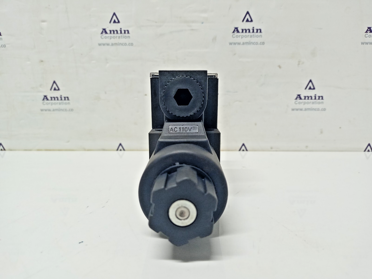 Yongjin NS692N-6-AGB-50A Solenoid operated Directional control valve - NEW