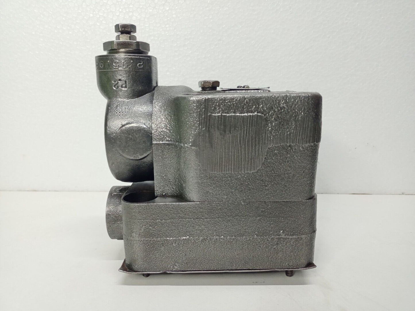 Vickers URG2-06-F-13 Unloading relief valve 1500-3000 psi - NEW