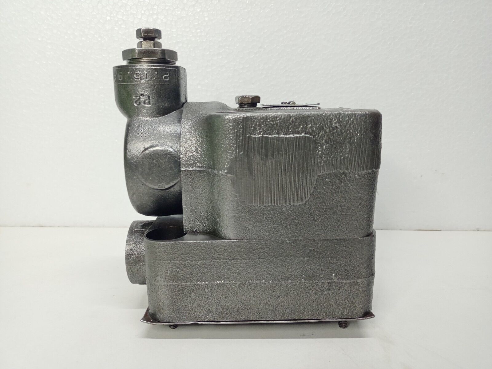 Vickers URG2-06-F-13 Unloading relief valve 1500-3000 psi - NEW
