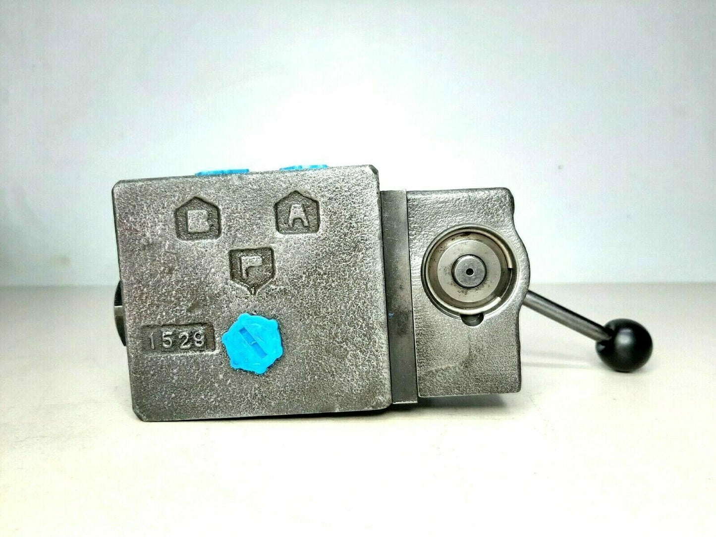 Yuken DMT-03-3C4-5090 Directional control valve - NEW