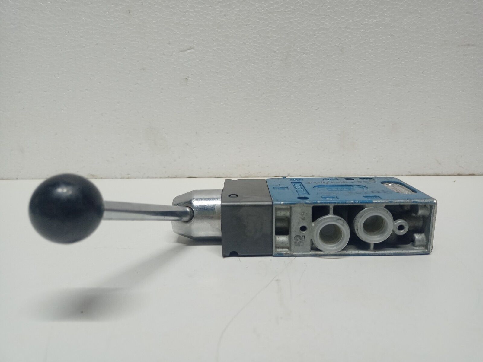 Rexroth 363 129 000 0 916 Pneumatic 3/2 way Valve