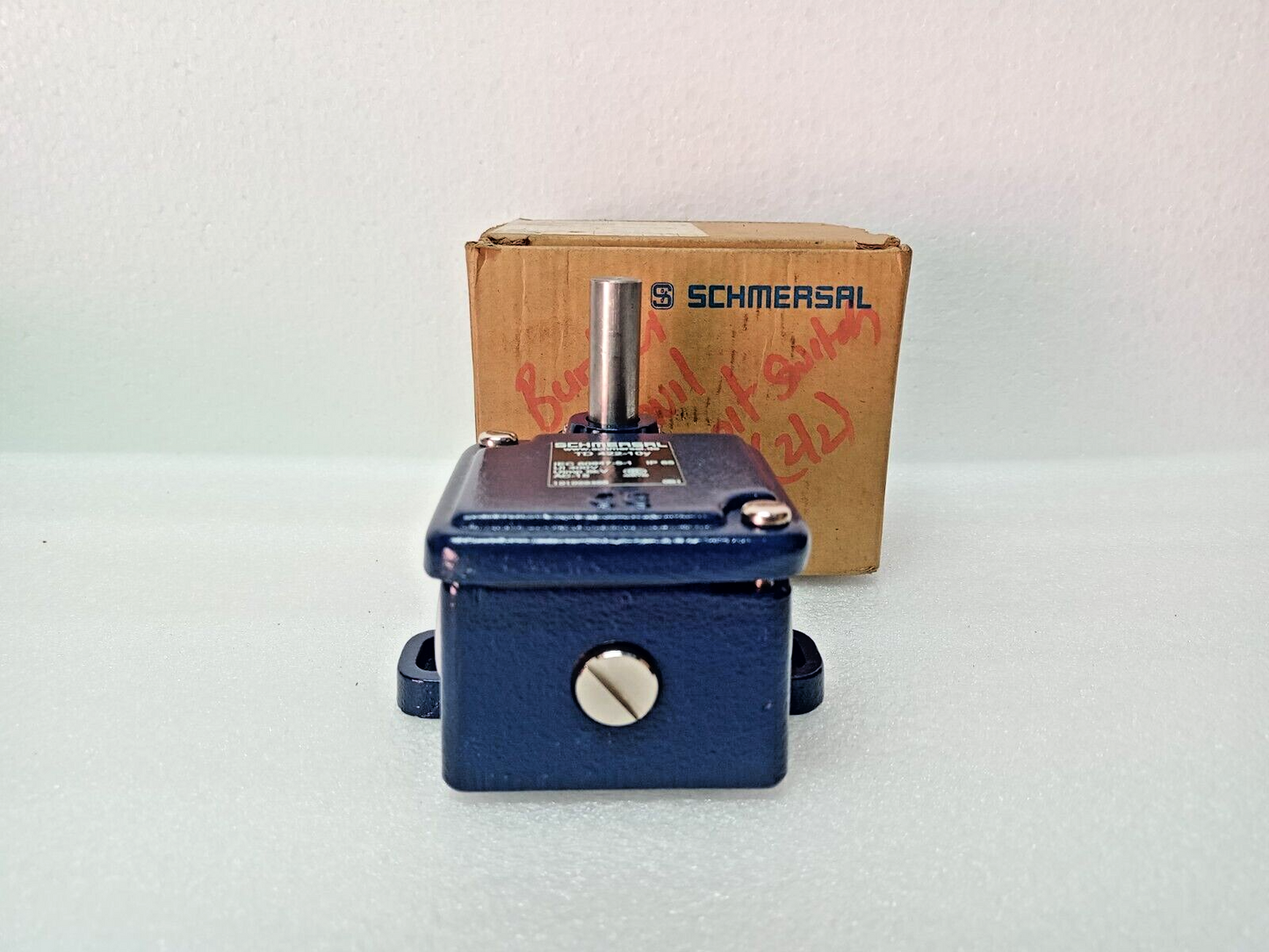 SCHMERSAL TD422-10Y, AC-15, Ui 400V, Uimp 6kV Limit Switch - NEW