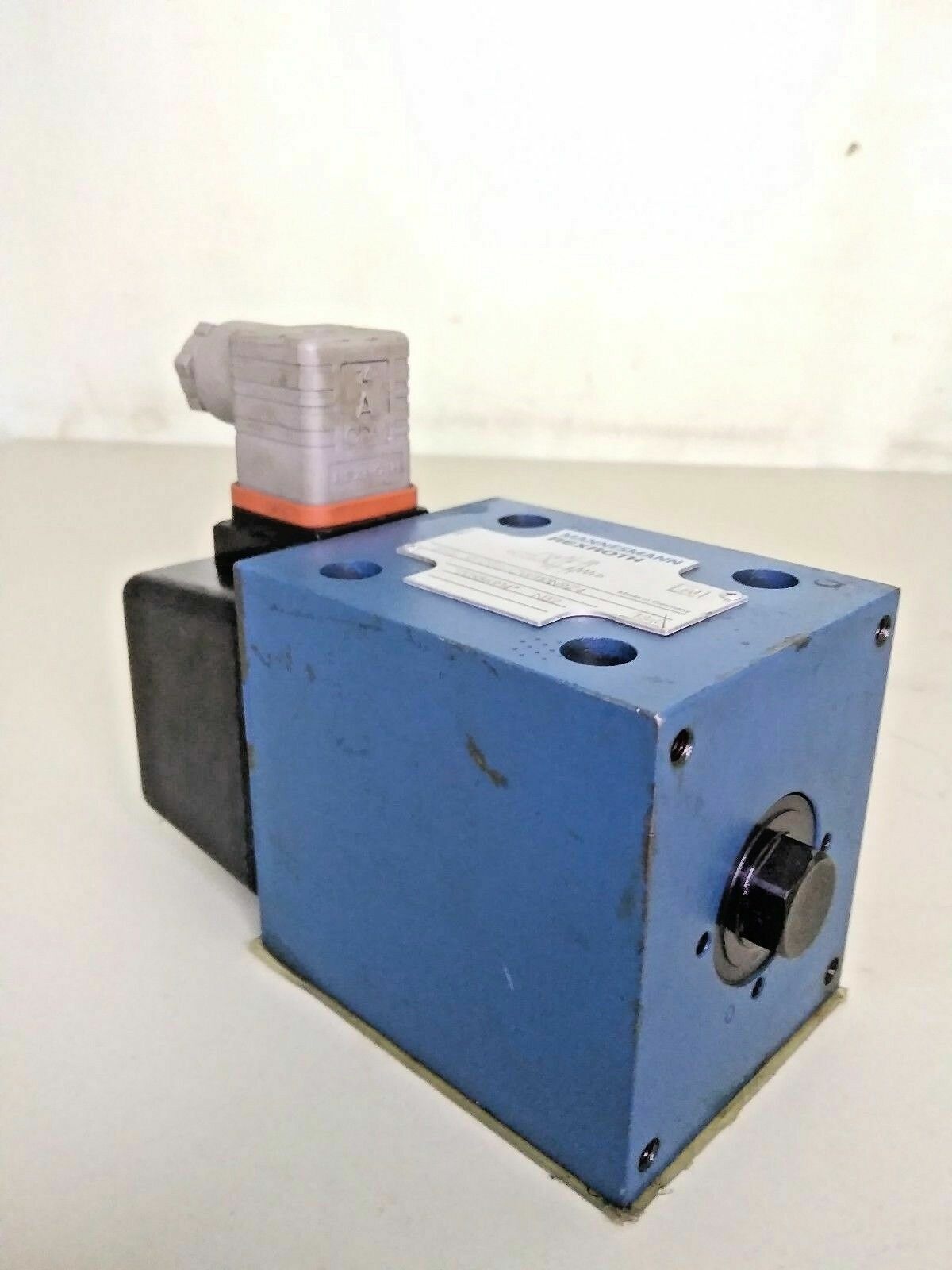 Rexroth 4WE 10 D32/CW110N9Z4 valve - NEW