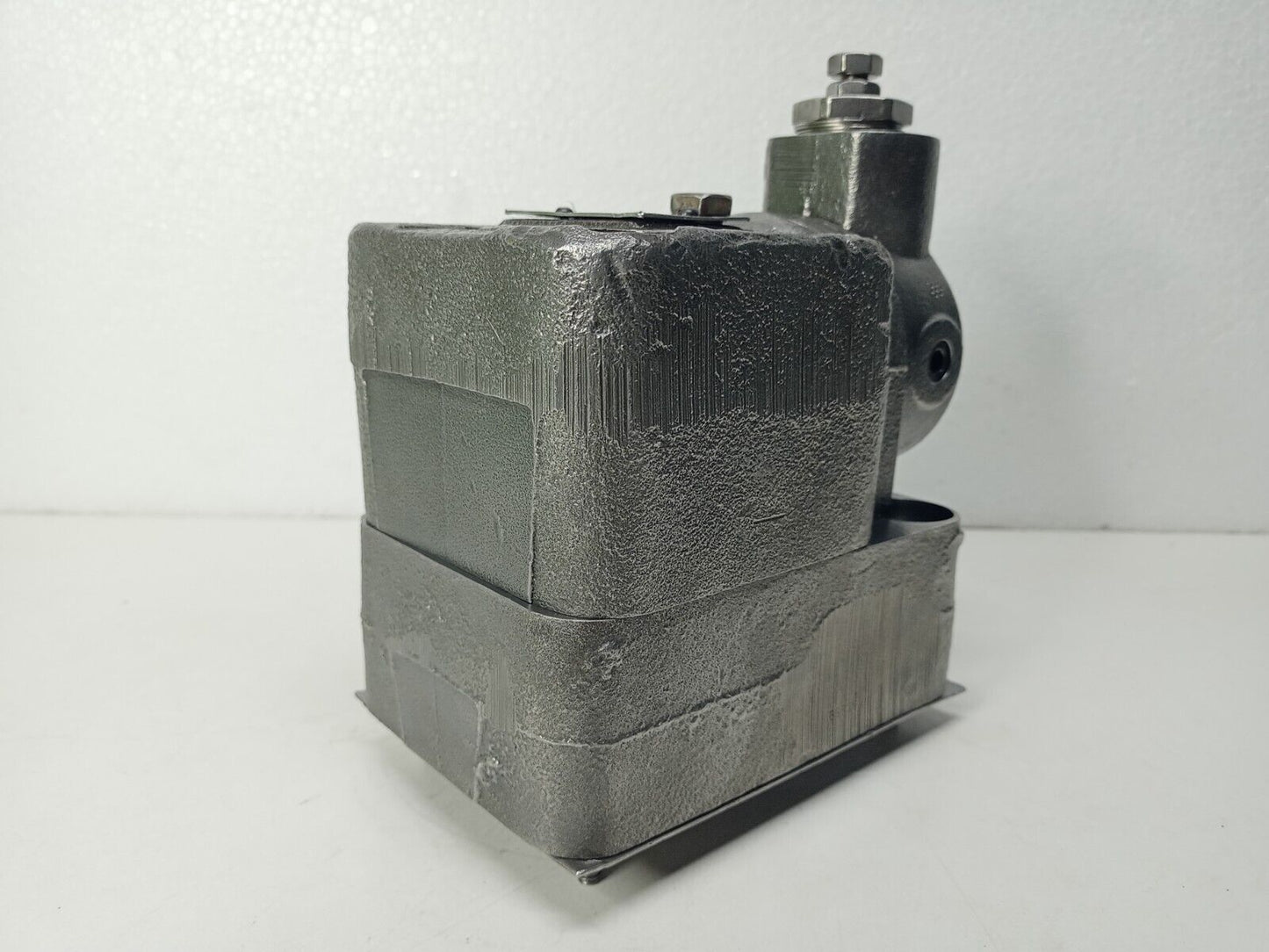 Vickers URG2-06-F-13 Unloading relief valve 1500-3000 psi - NEW