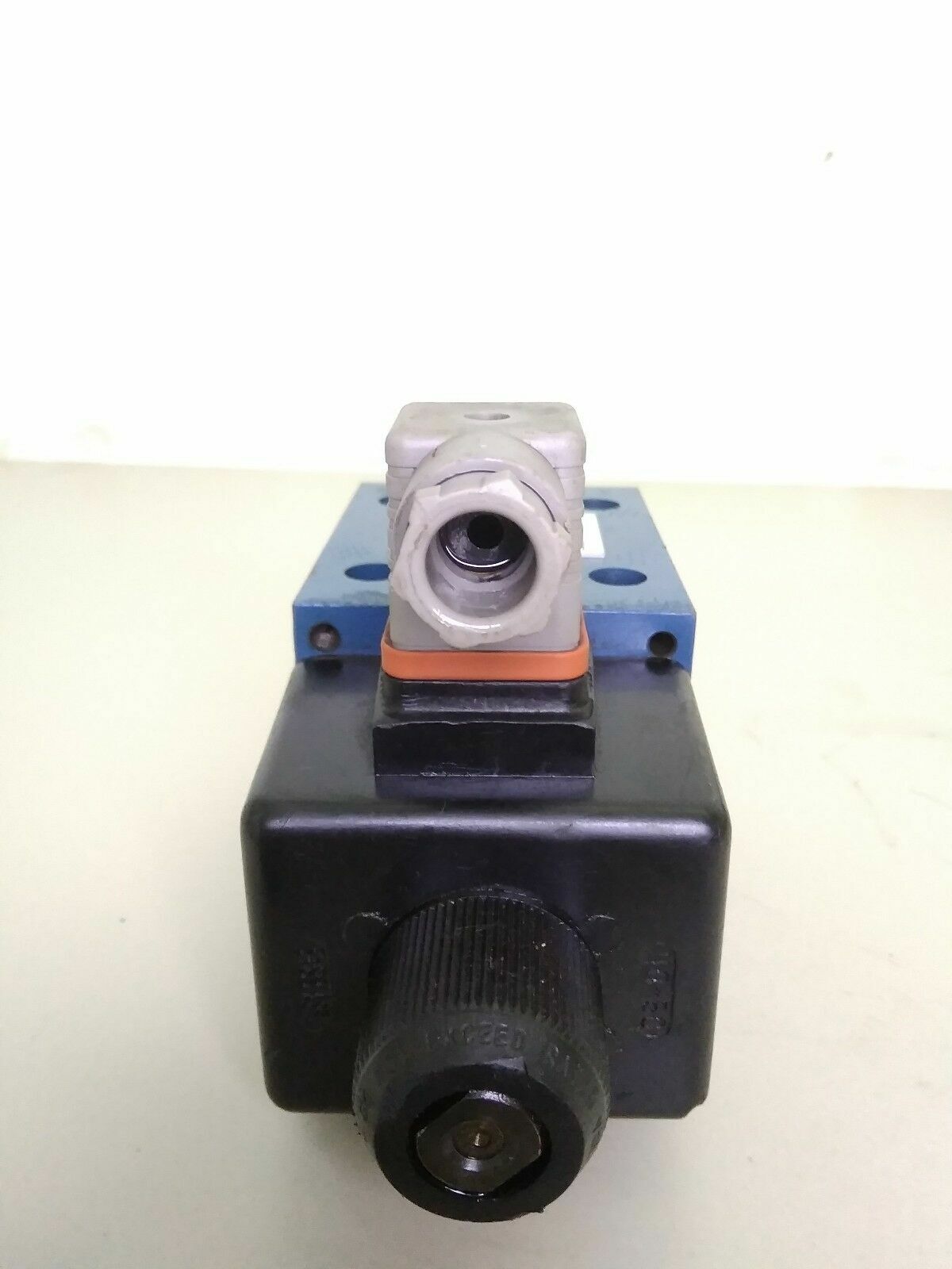 Rexroth 4WE 10 D32/CW110N9Z4 valve - NEW