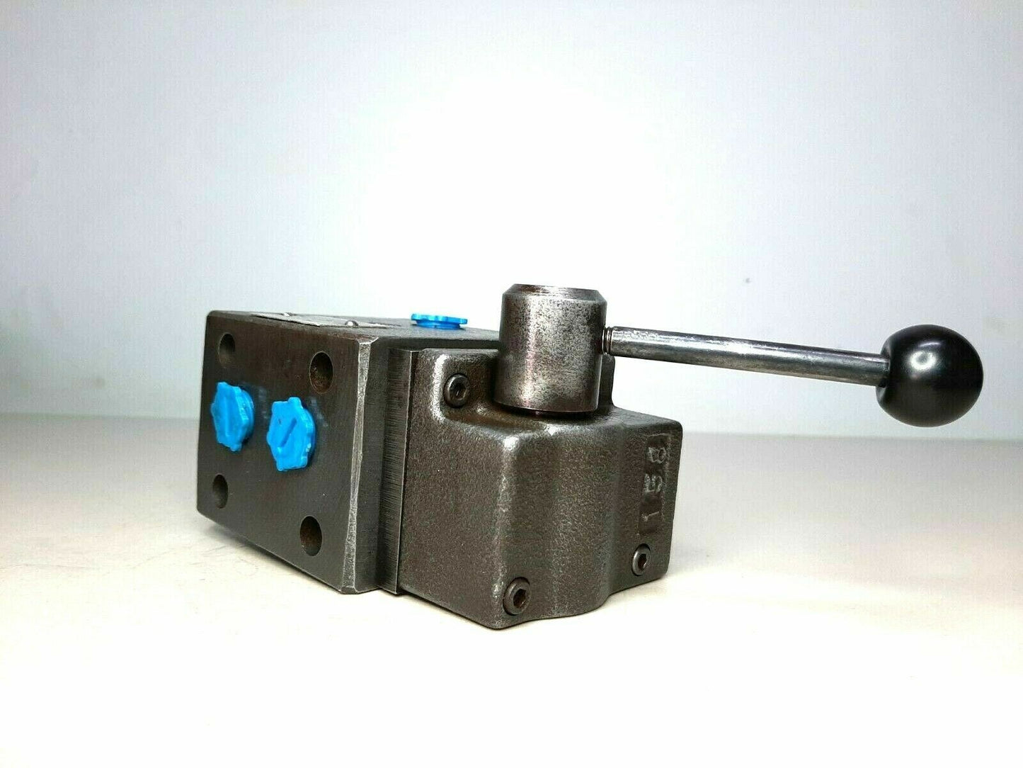 Yuken DMT-03-3C4-5090 Directional control valve - NEW