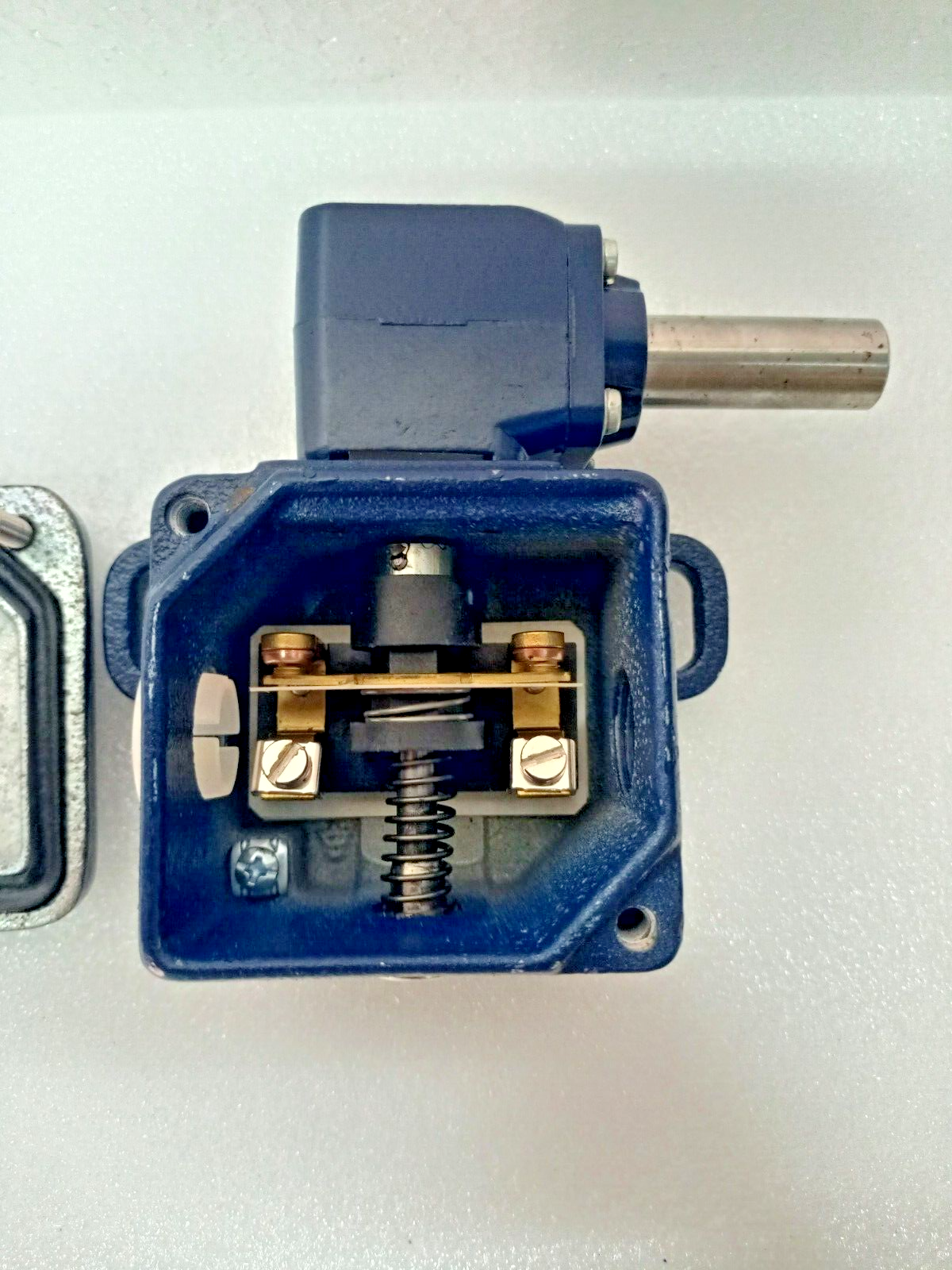 SCHMERSAL T.422-01Y-1735/2186, AC-15, Ui 400V, Uimp 6kV Limit Switch - NEW