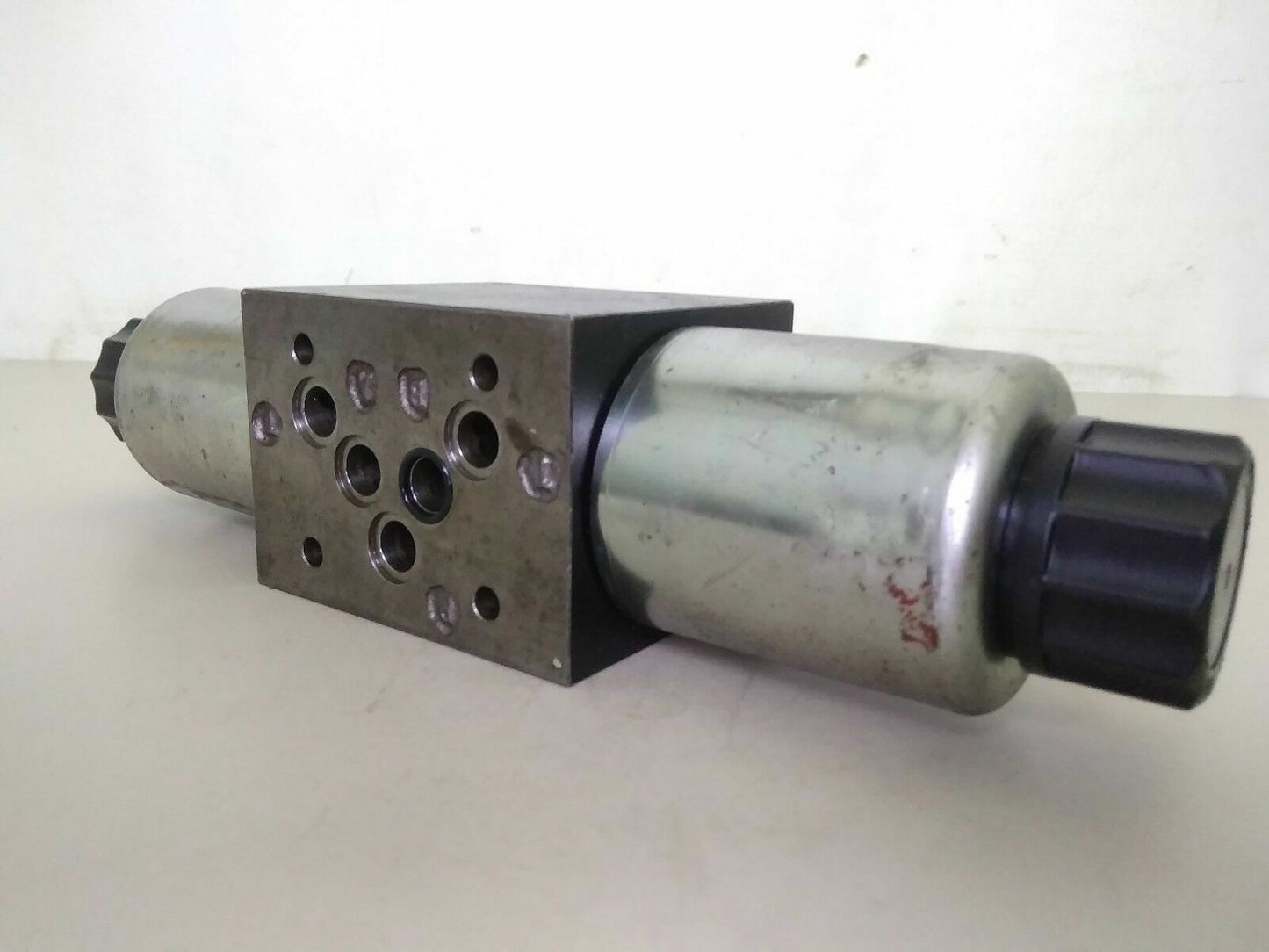 Parker Model: D3W2CNJW30 Hydraulic Control Valve 350 bar max. - NEW